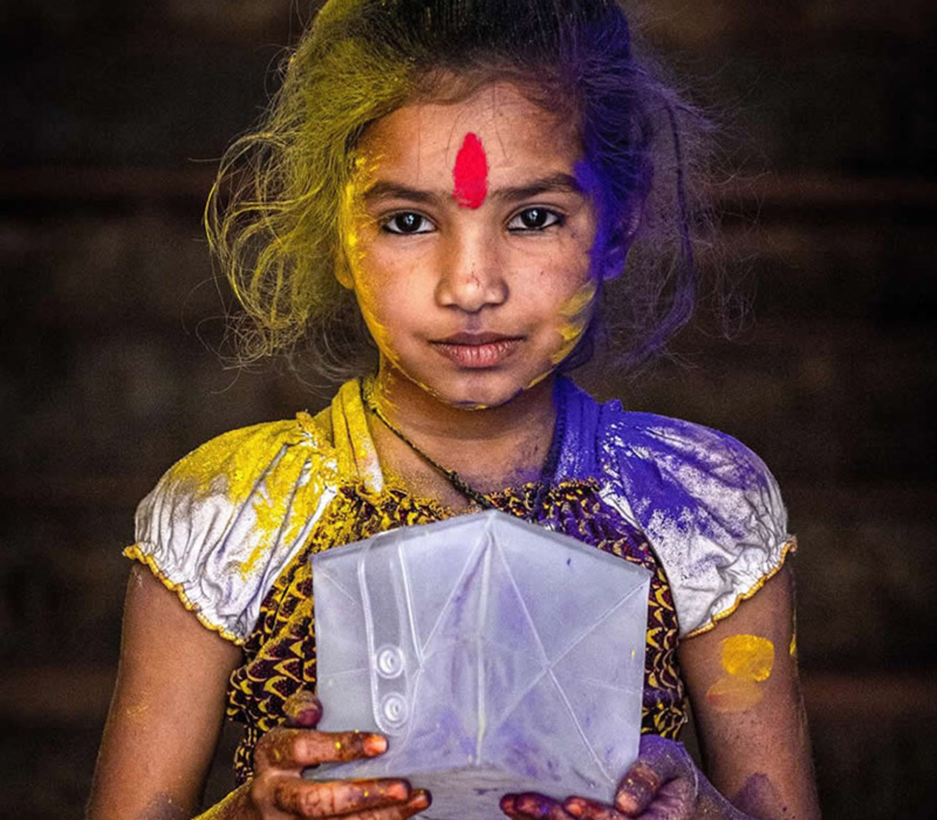 دختر هندی با رنگ روی صورتش