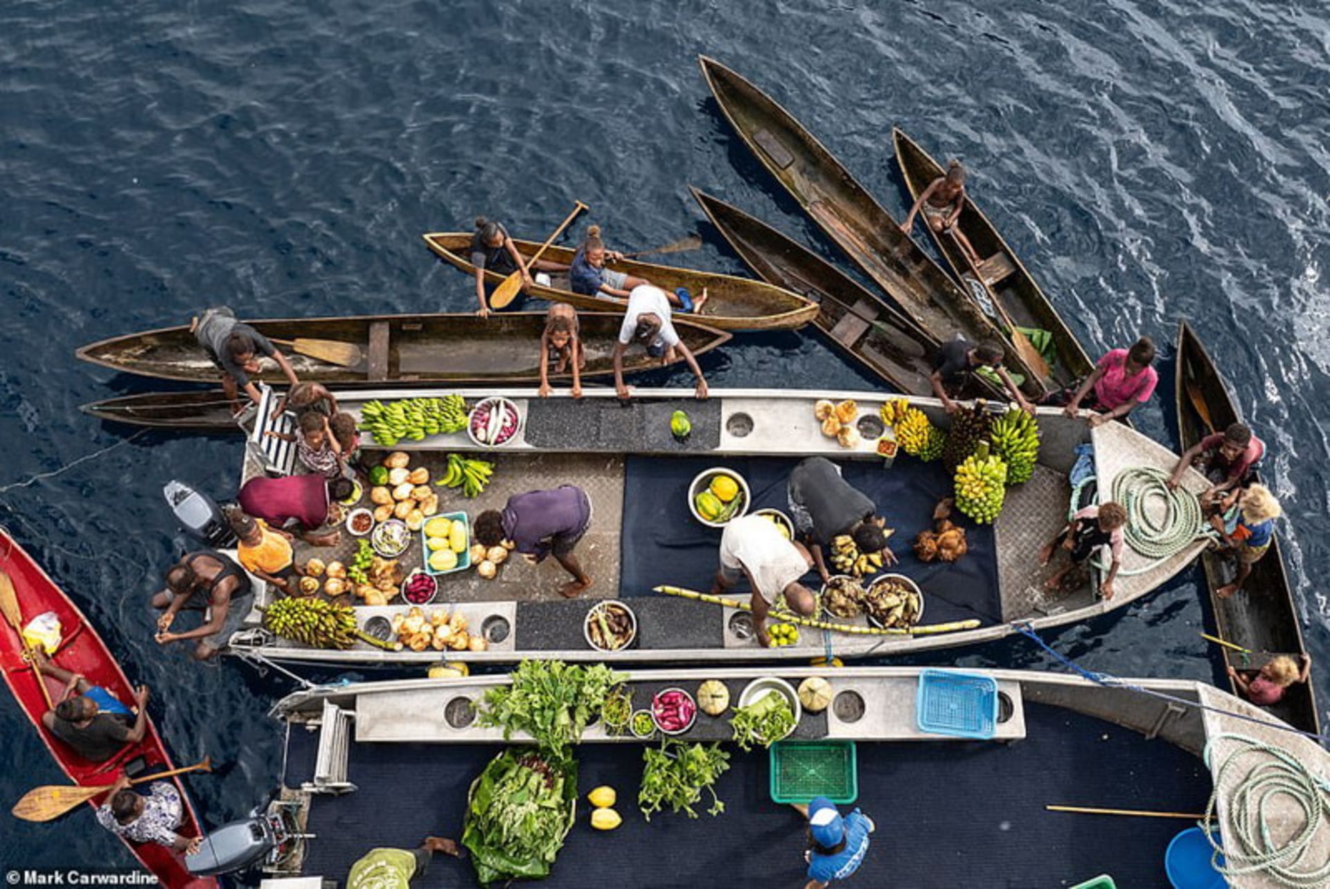 قایق های فروش میوه و سبزیجات تازه در جزایر سلیمان