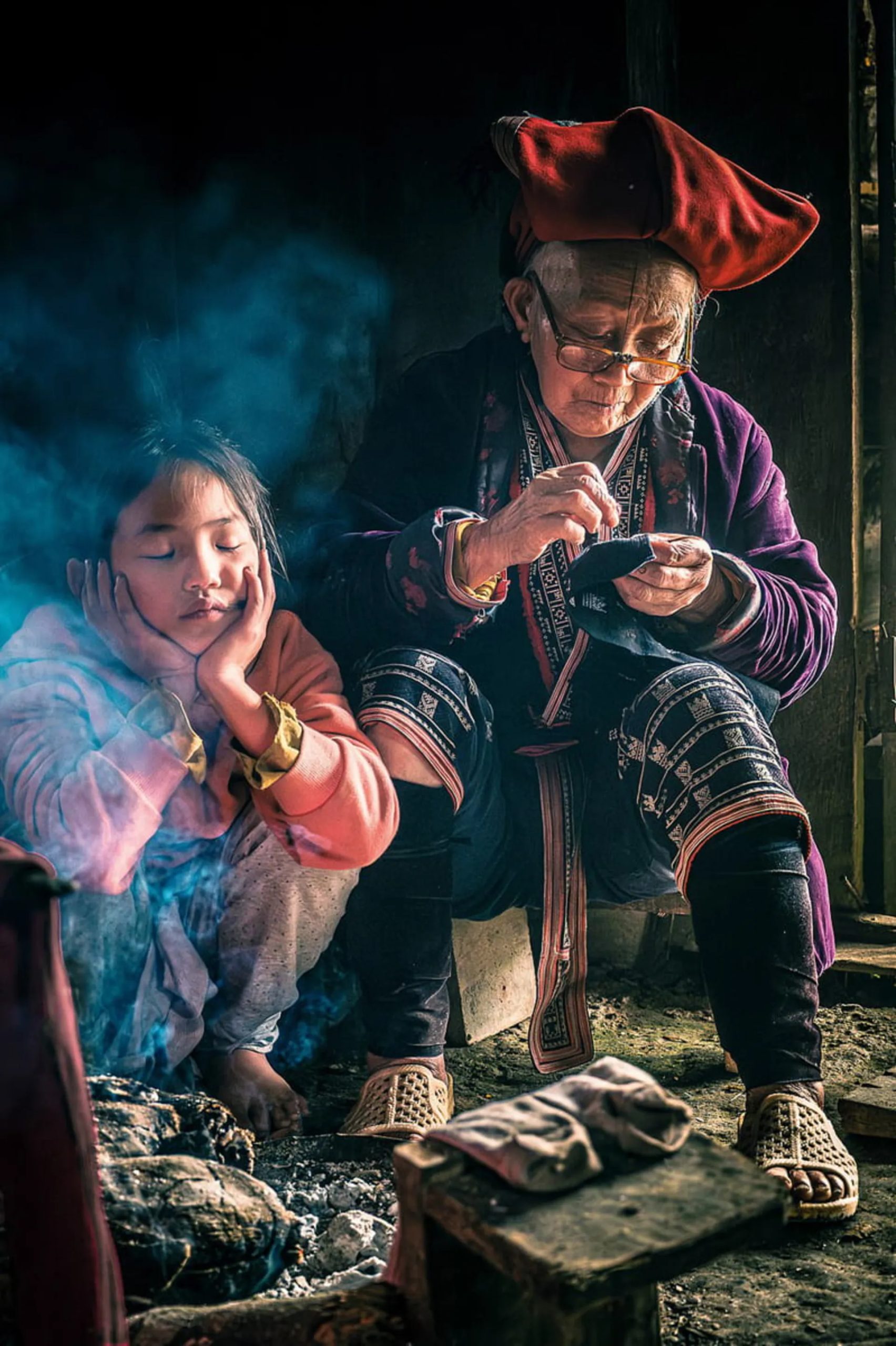 پیرزن ویتنامی و نوه اش در حال گلدوزی