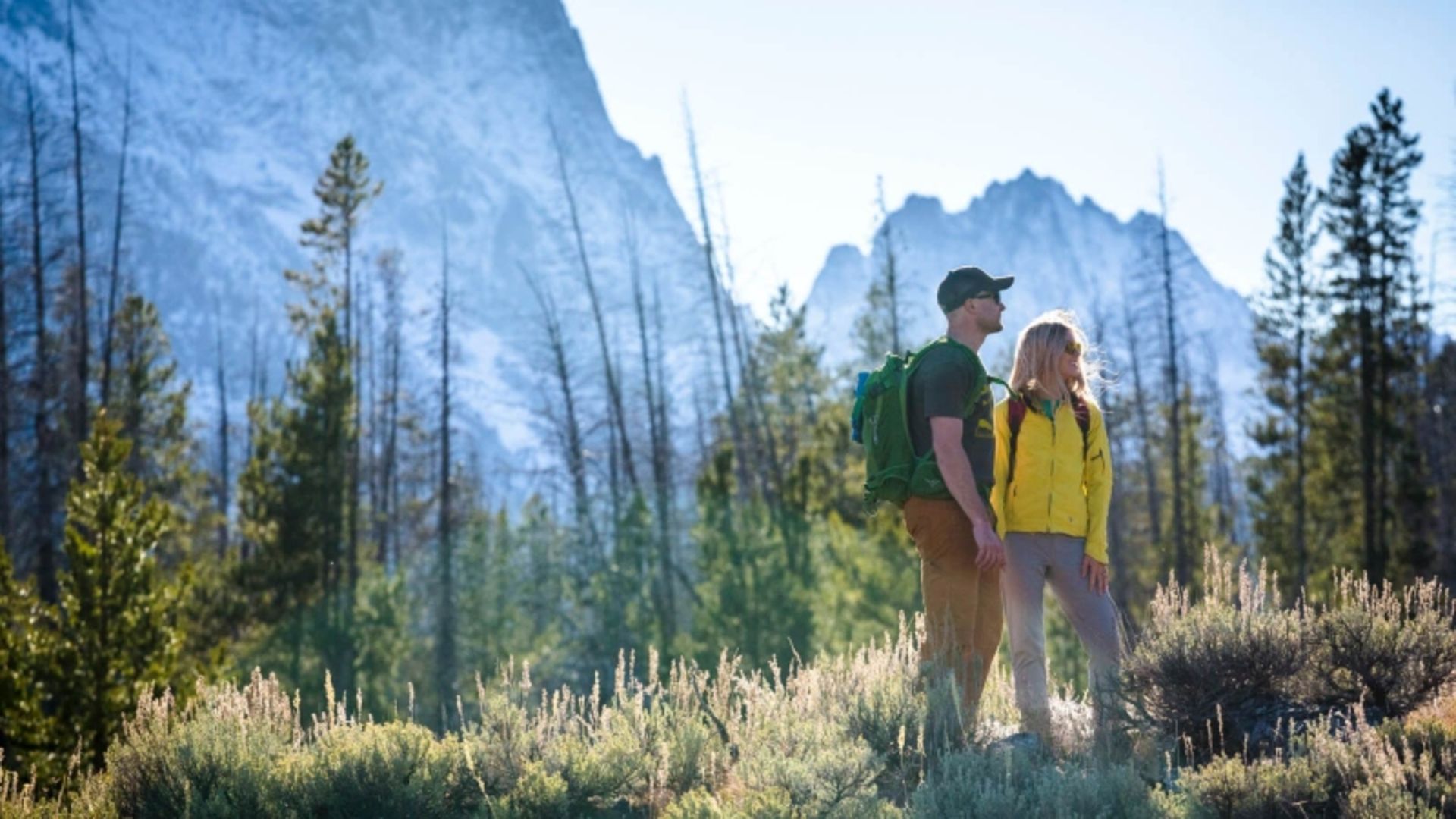 دو گردشگر در حال طبیعت گردی