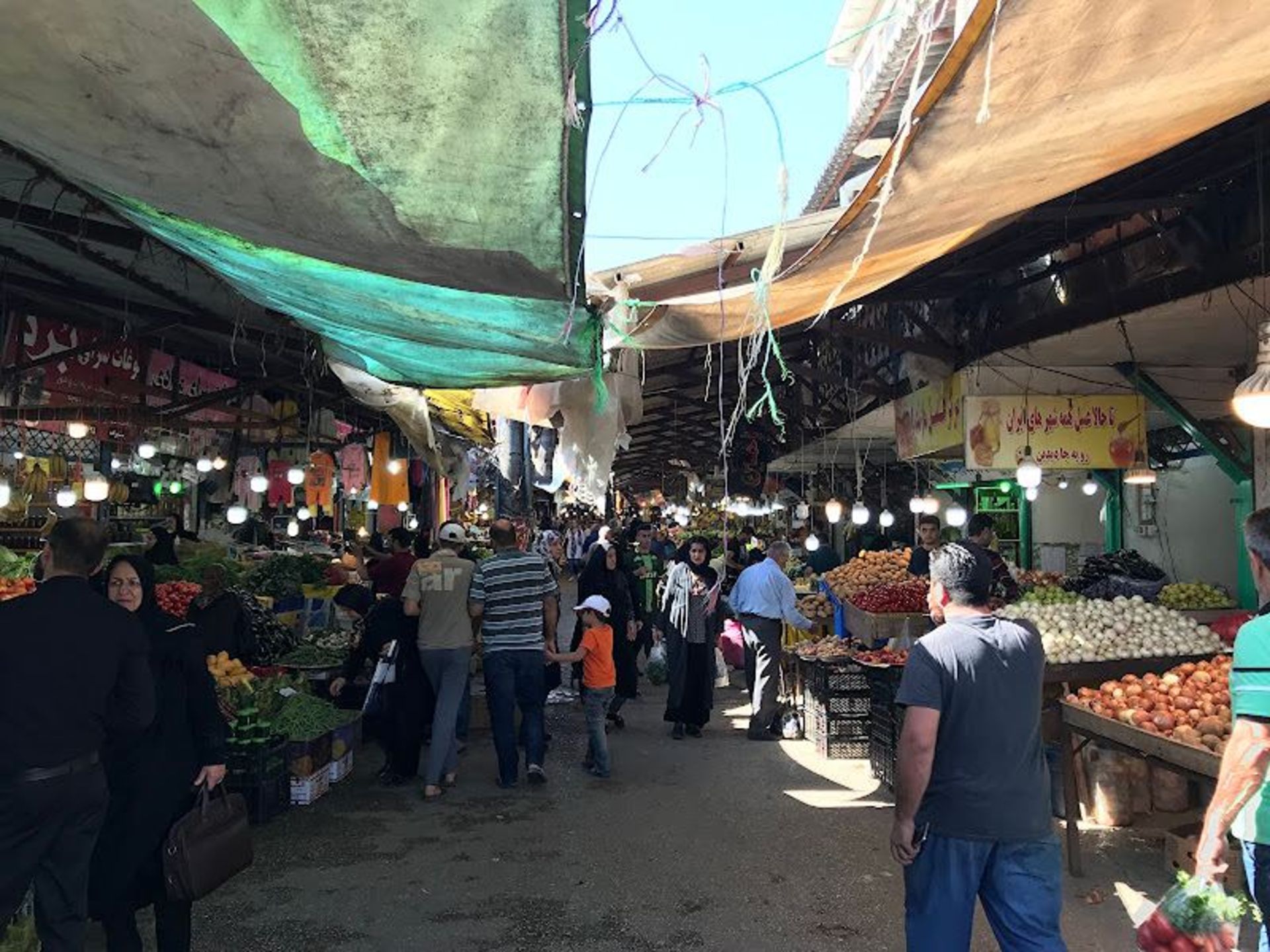 مغازه های بازار روز شهر چالوس