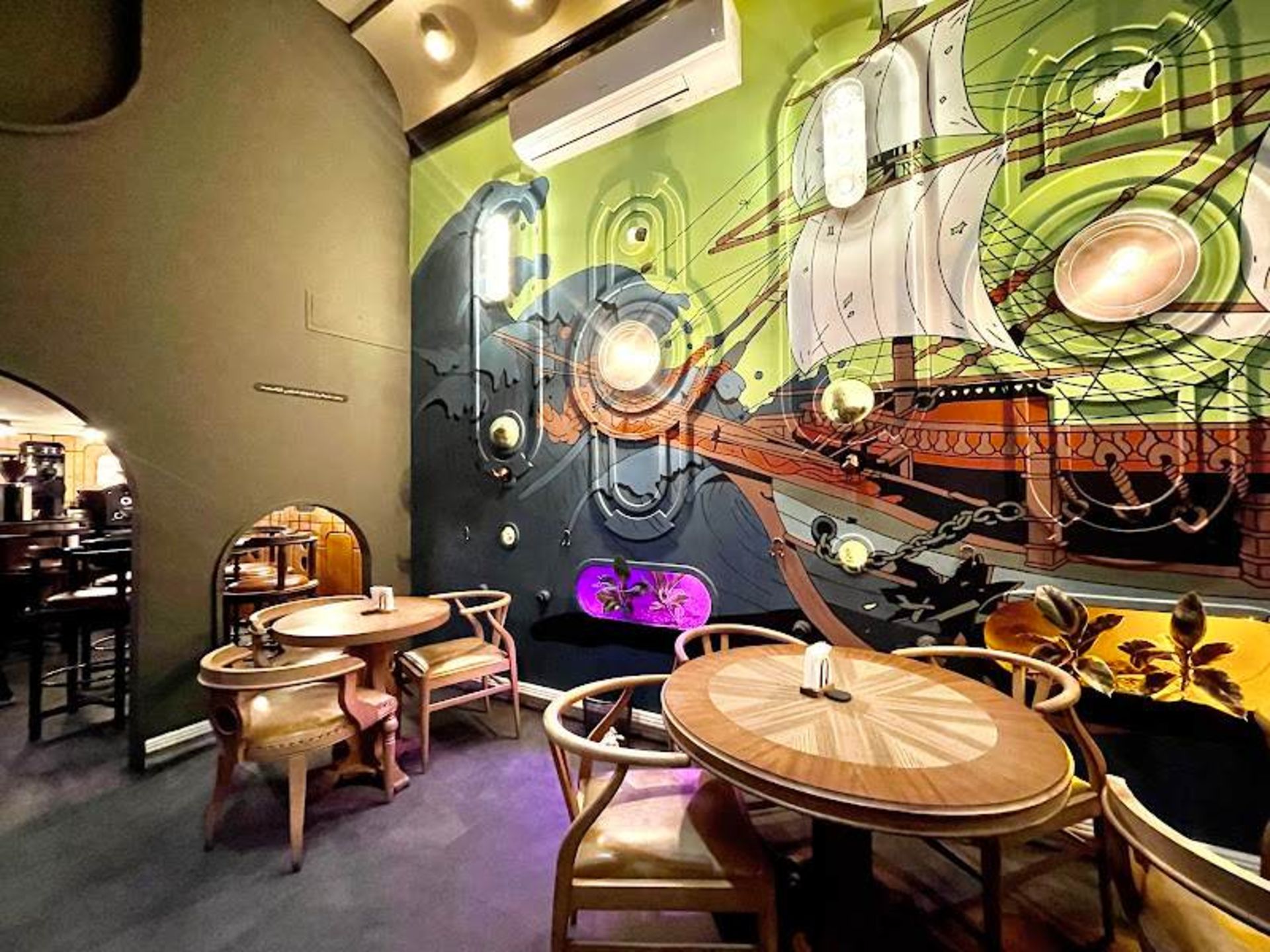 فضای داخلی کافه رستوران رنجی مهرشهر