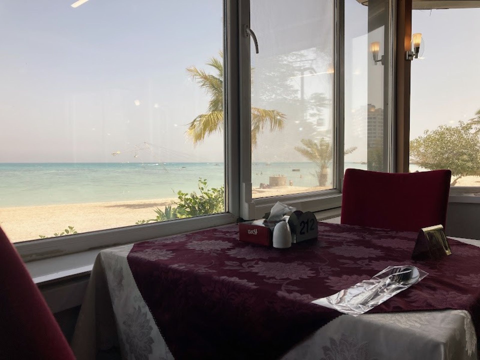 چشم انداز دریا رستوران میرمهنا کیش