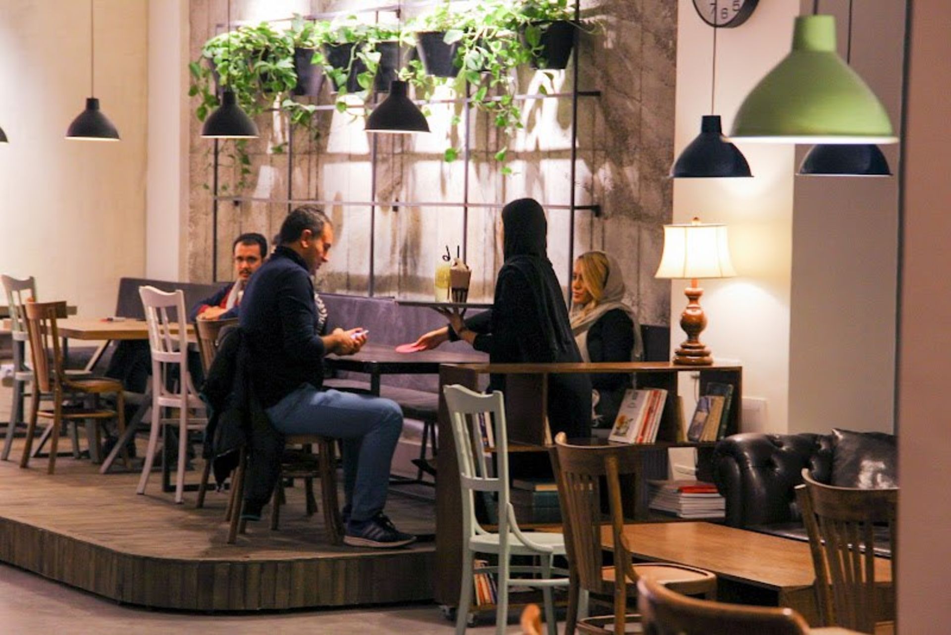 مشتریان جوان کافه گون مهرشهر