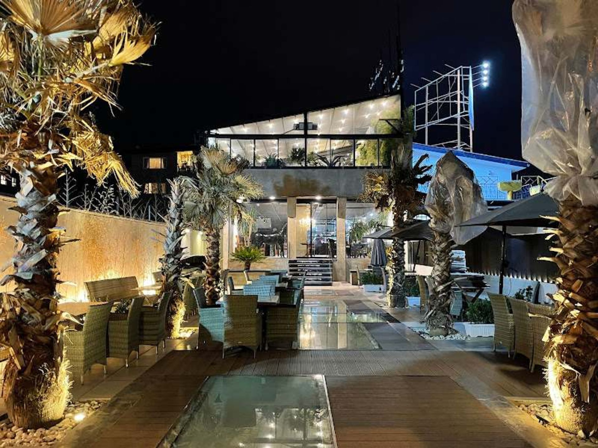 حیاط کافه رستوران صاحب قرانیه در شب