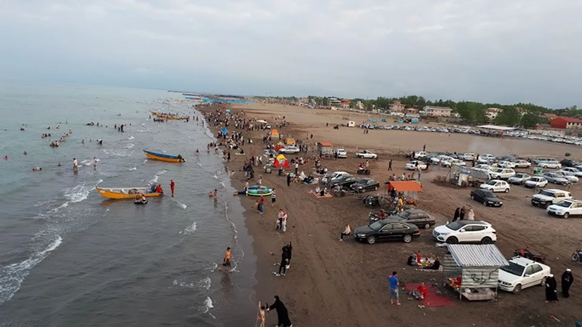 حضور مردم در ساحل چمخاله