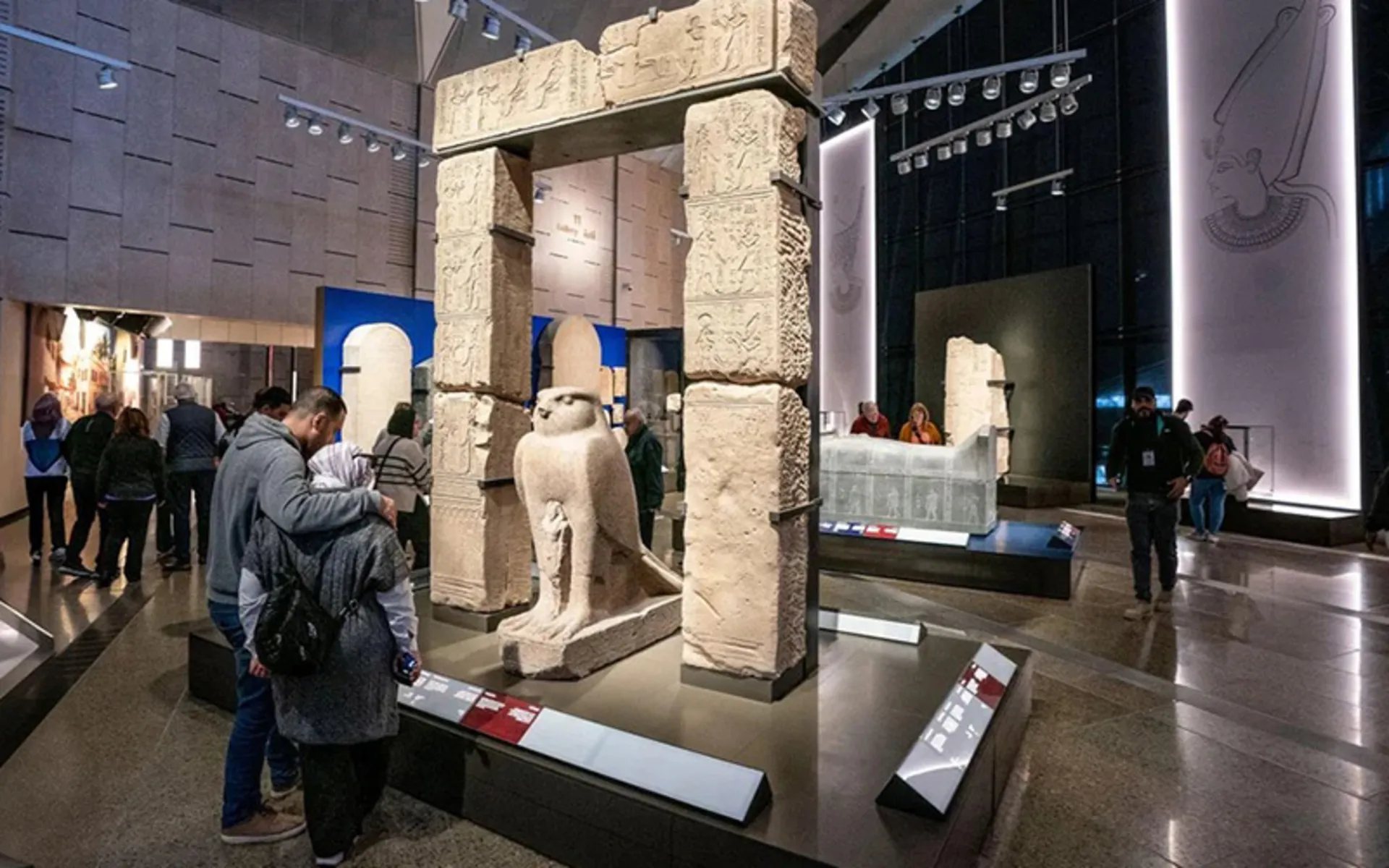 گردشگران مشغول تماشای آثار موزه بزرگ مصر