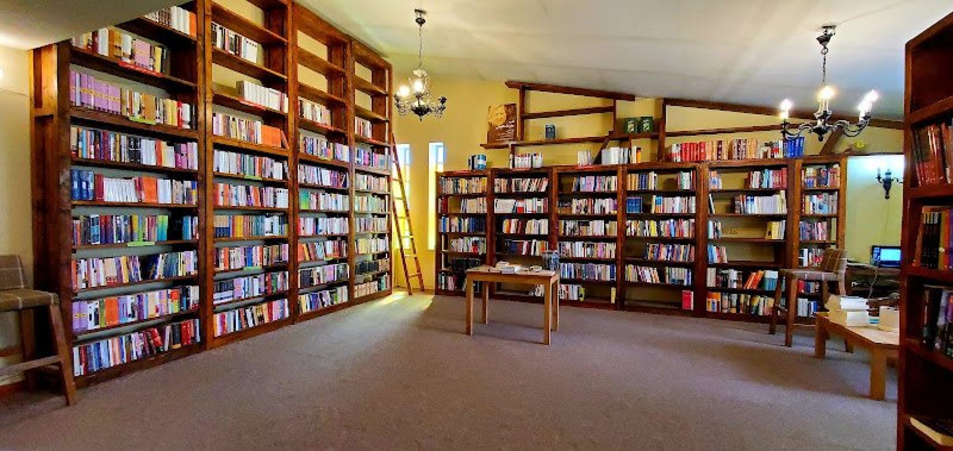 قفسه کتاب در کافه کتاب اکتبر مهرشهر