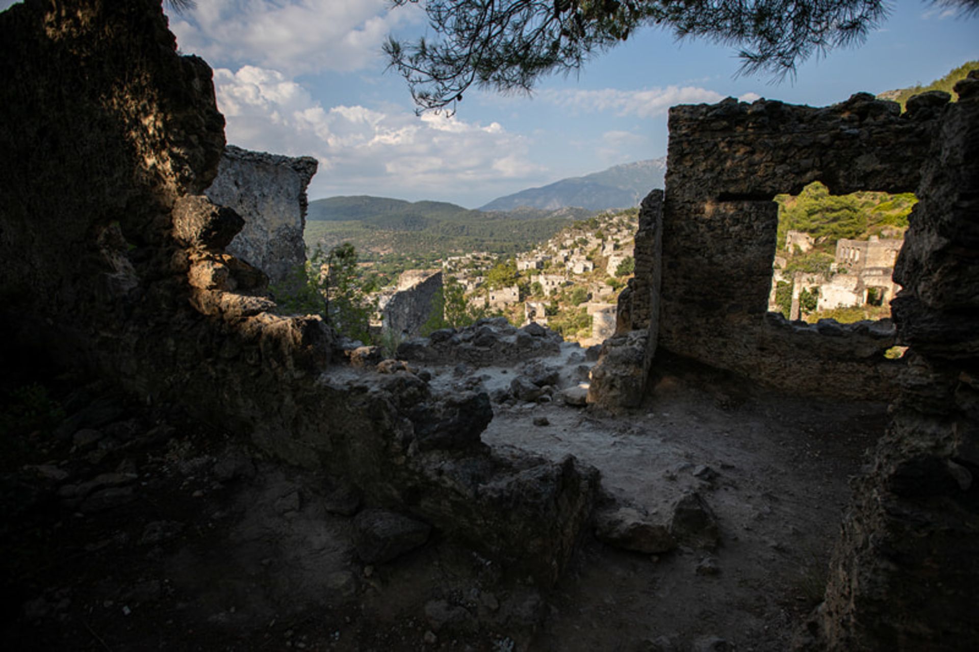 بقایای سازه سنگی در کایاکوی