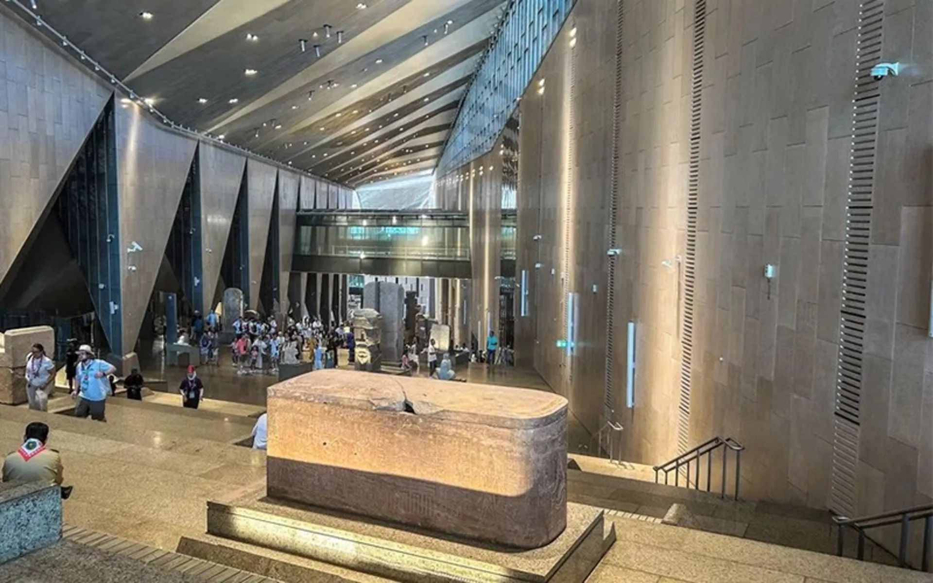 گردشگران در فضای داخلی موزه بزرگ مصر