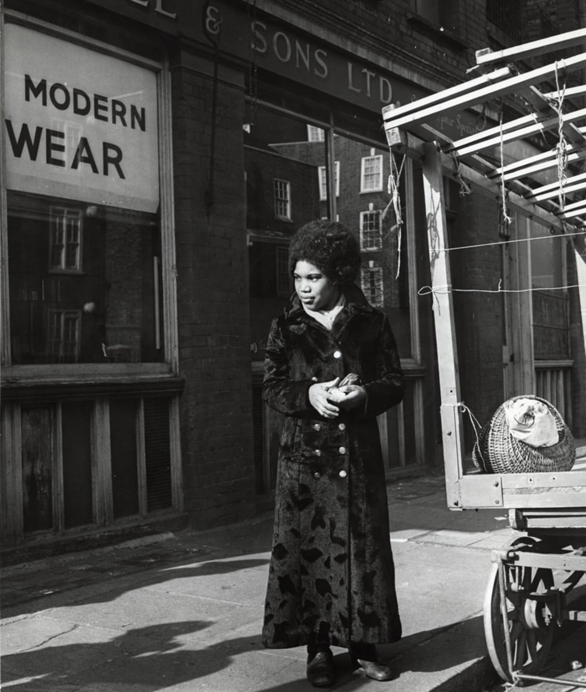 زنی با پالتو و کلاه در بازار لندن دهه ۶۰