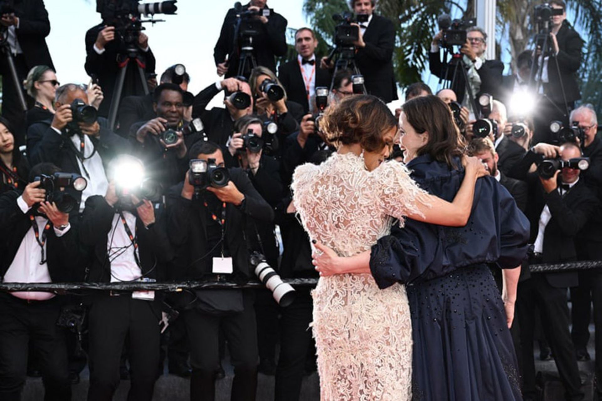 جهان در قاب هفته؛ روایتهایی دیدنی از زندگی در گوشه و کنار دنیا 4 هلی بری و ژولیت بینوش در مراسم اختتامیه جشنواره فیلم کن