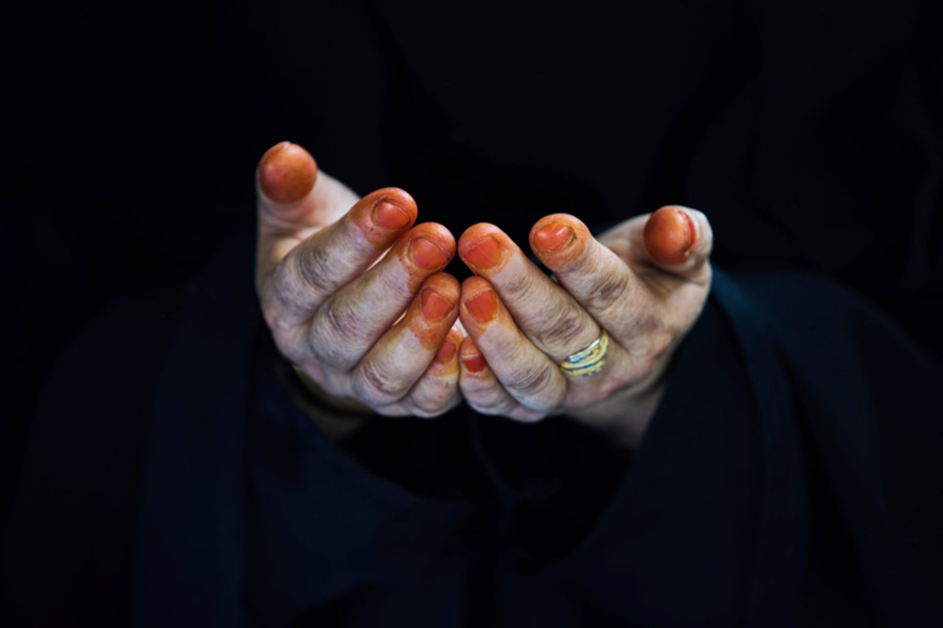 دعای زن کشمیری با دستان مزین به حنا