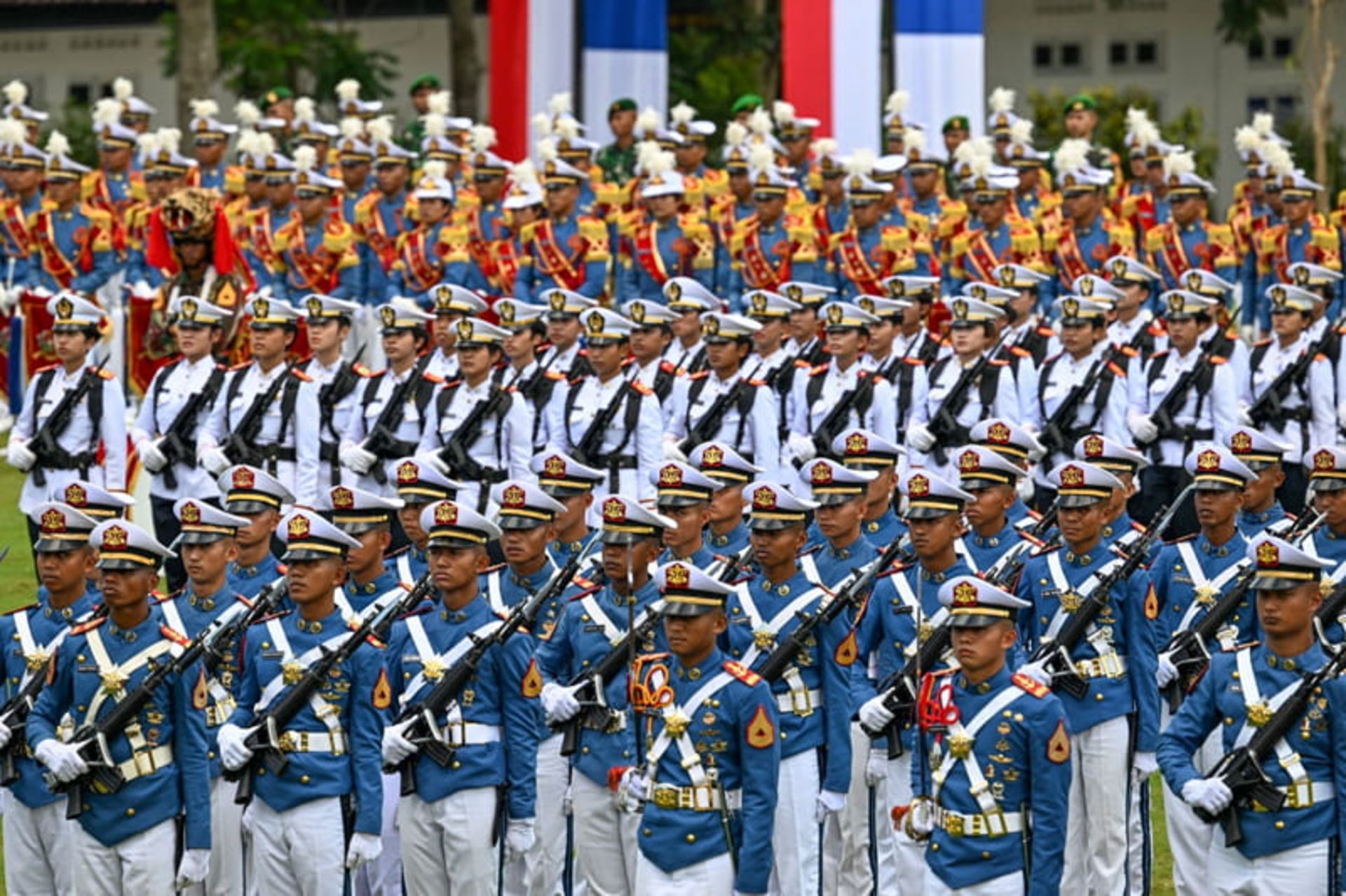 جهان در قاب هفته؛ روایتهایی دیدنی از زندگی در گوشه و کنار دنیا 7 سربازان اندونزیایی در مراسم استقبال از امانوئل مکرون، رئیس جمهور فرانسه