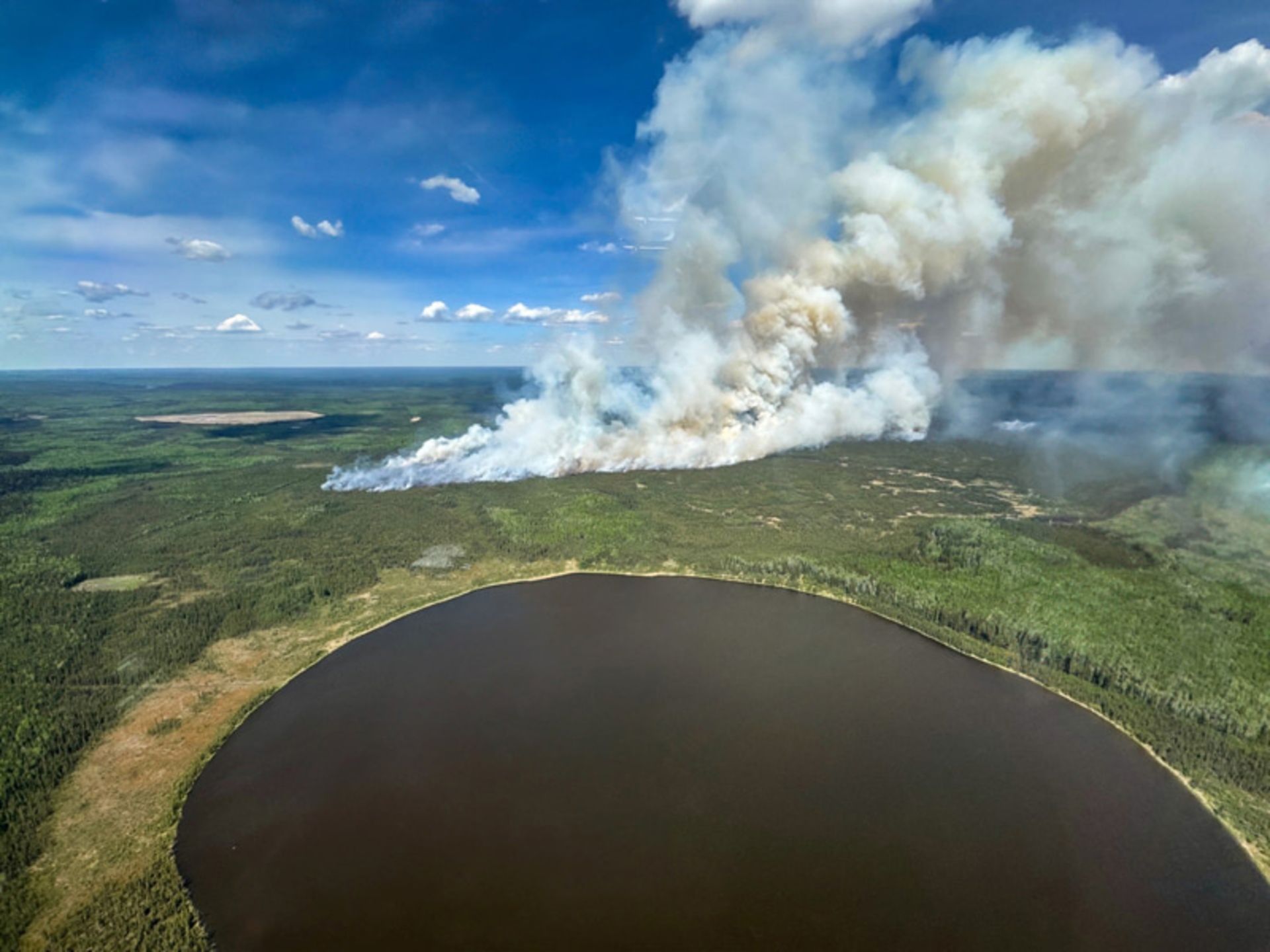 جهان در قاب هفته؛ روایتهایی دیدنی از زندگی در گوشه و کنار دنیا 15 دود آتش سوزی جنگلی در آلبرتا، کانادا