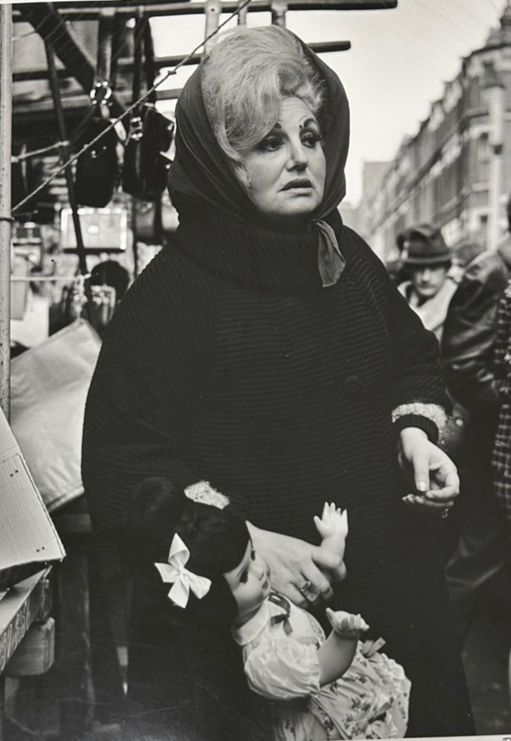 زن مسن با روسری در بازار لندن