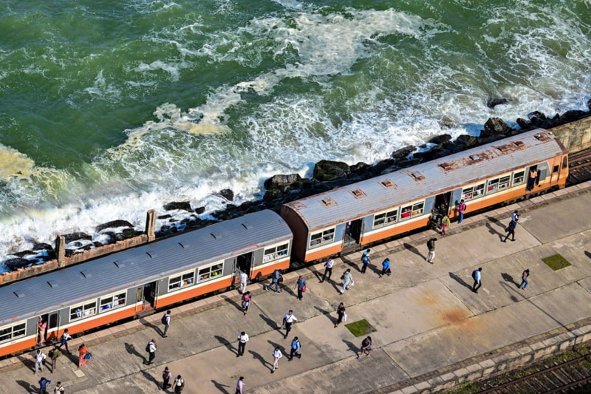 ایستگاه قطار کنار دریا در سریلانکا