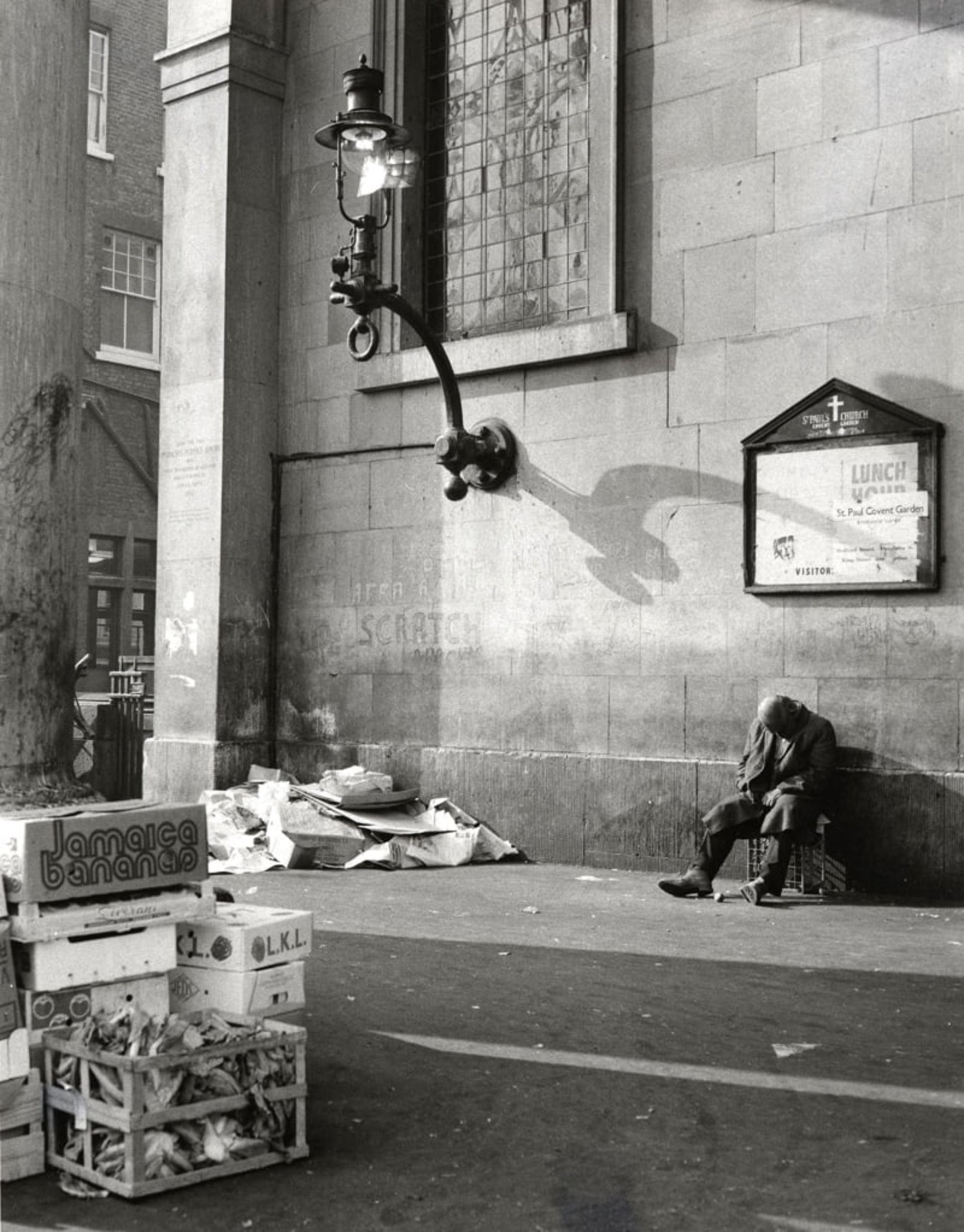 مردی کنار دیوار بازار خیابانی لندن