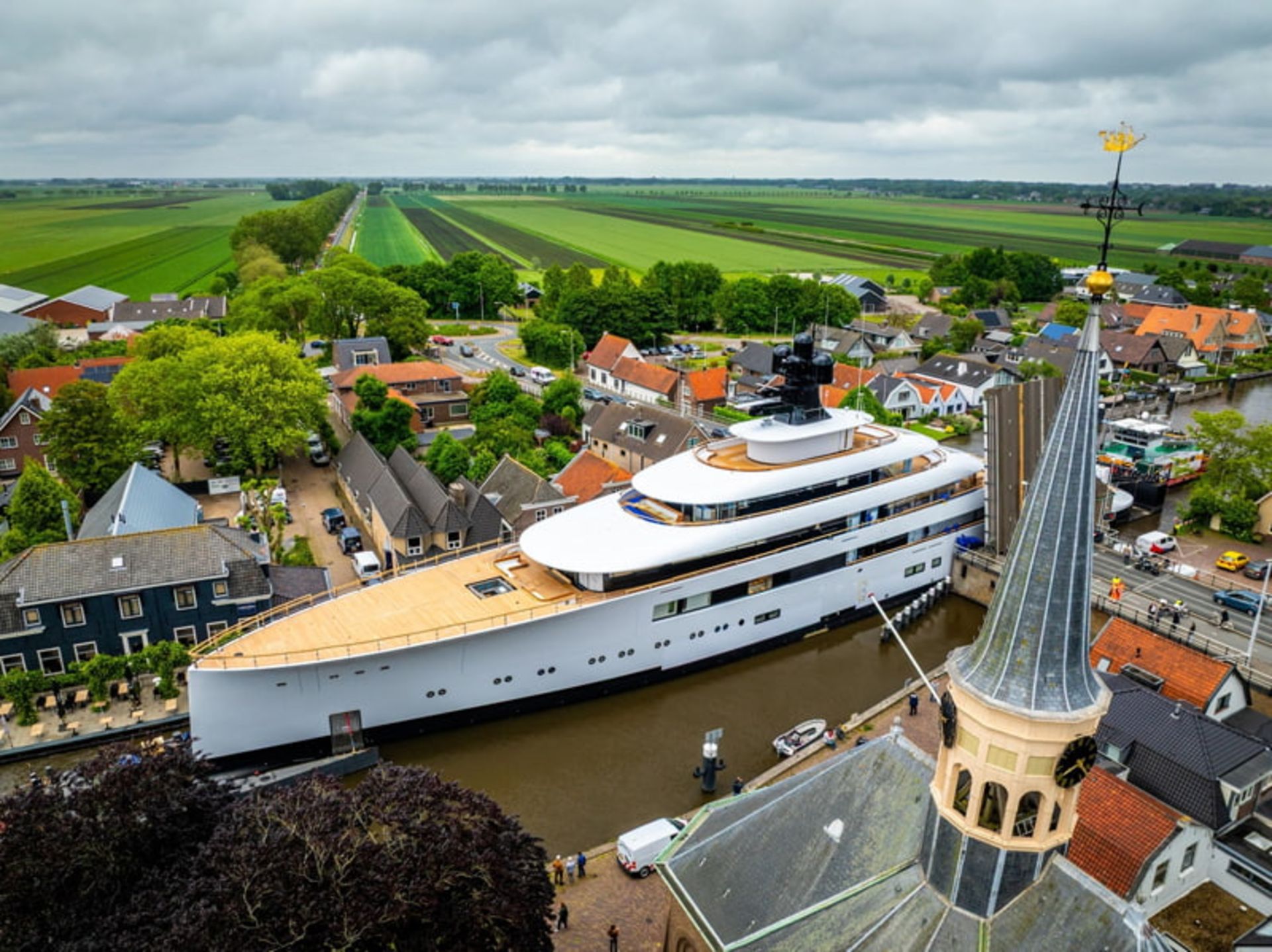 جهان در قاب هفته؛ روایتهایی دیدنی از زندگی در گوشه و کنار دنیا 17 یک ابرقایق تفریحی در هلند که برای «هاوارد شولتز»، مدیرعامل سابق استارباکس آمریکا ساخته شده بود