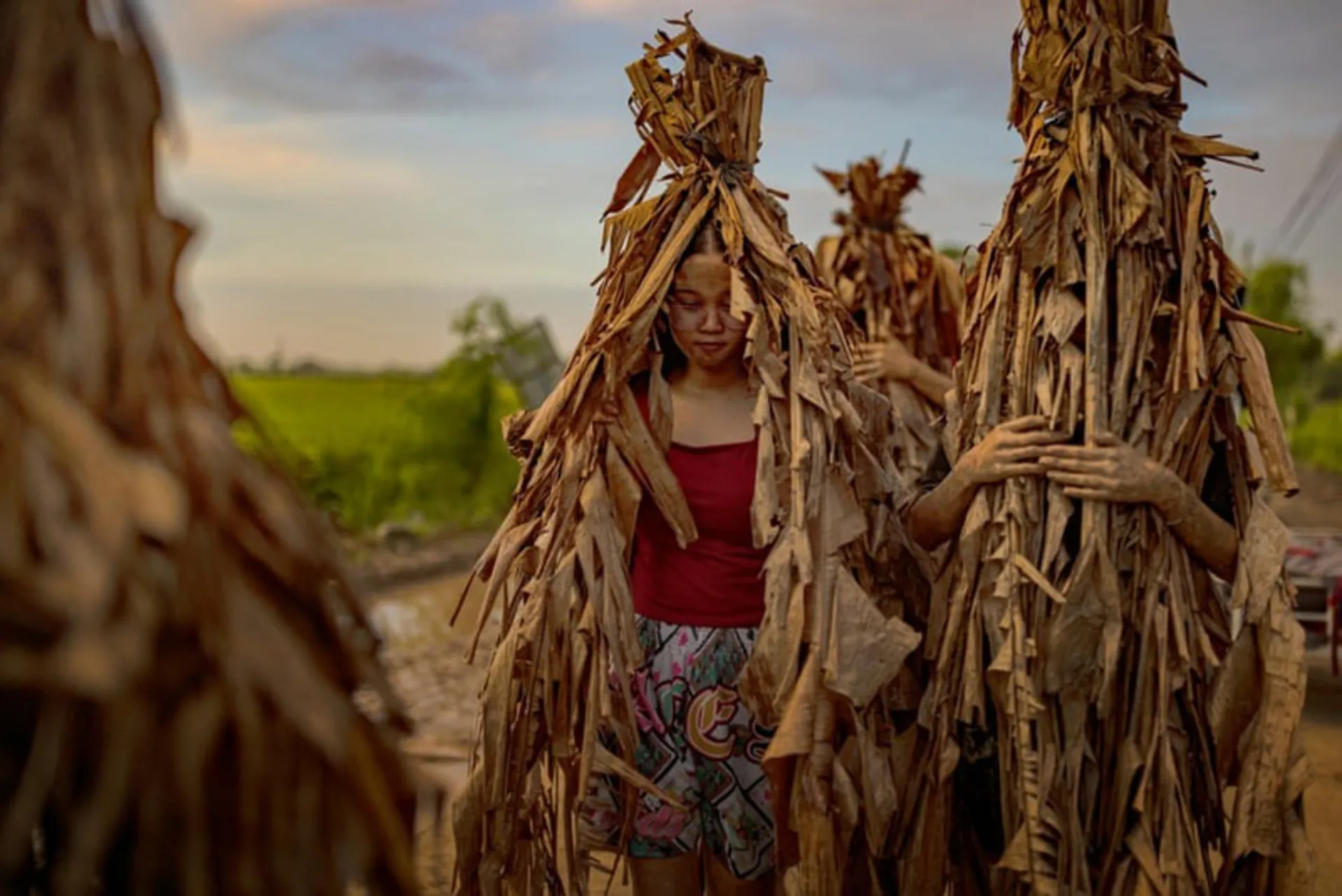 تصاویر منتخب هفته؛ قابهایی از جنگ، زندگی و امید 15 پوشیدن برگ موز و گل در جشن روز سنت جان در روستایی در فیلیپین