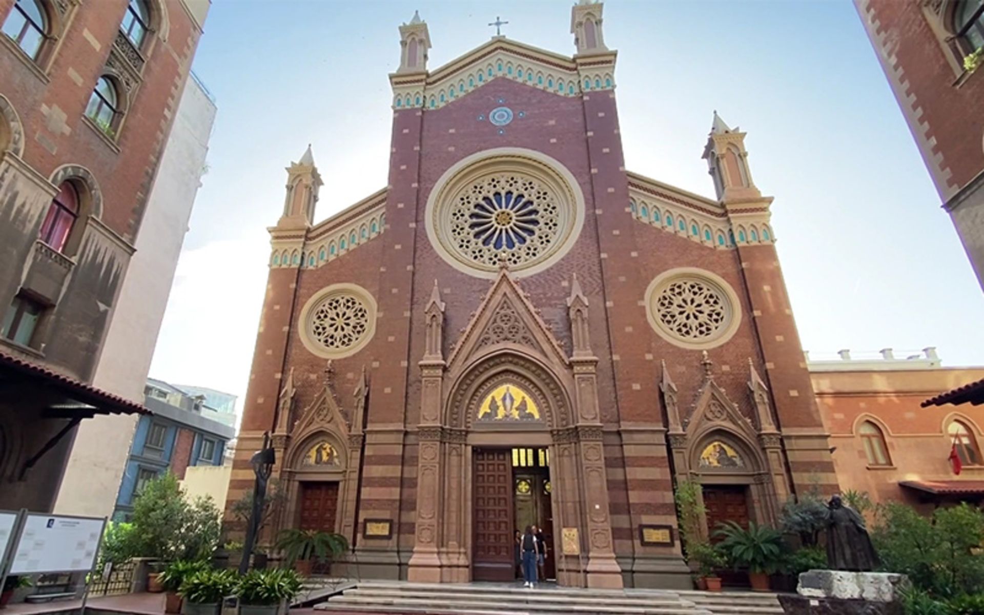 ورودی ساختمان قرمزرنگ کلیسای سنت آنتونی پادوا 