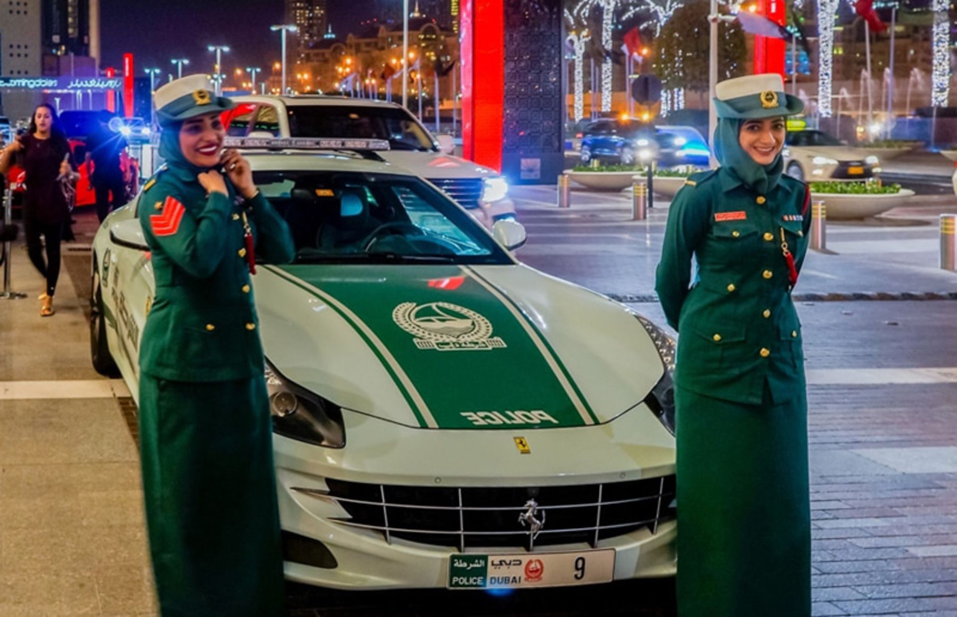 پلیس زن با یونیفرم سبز در دبی