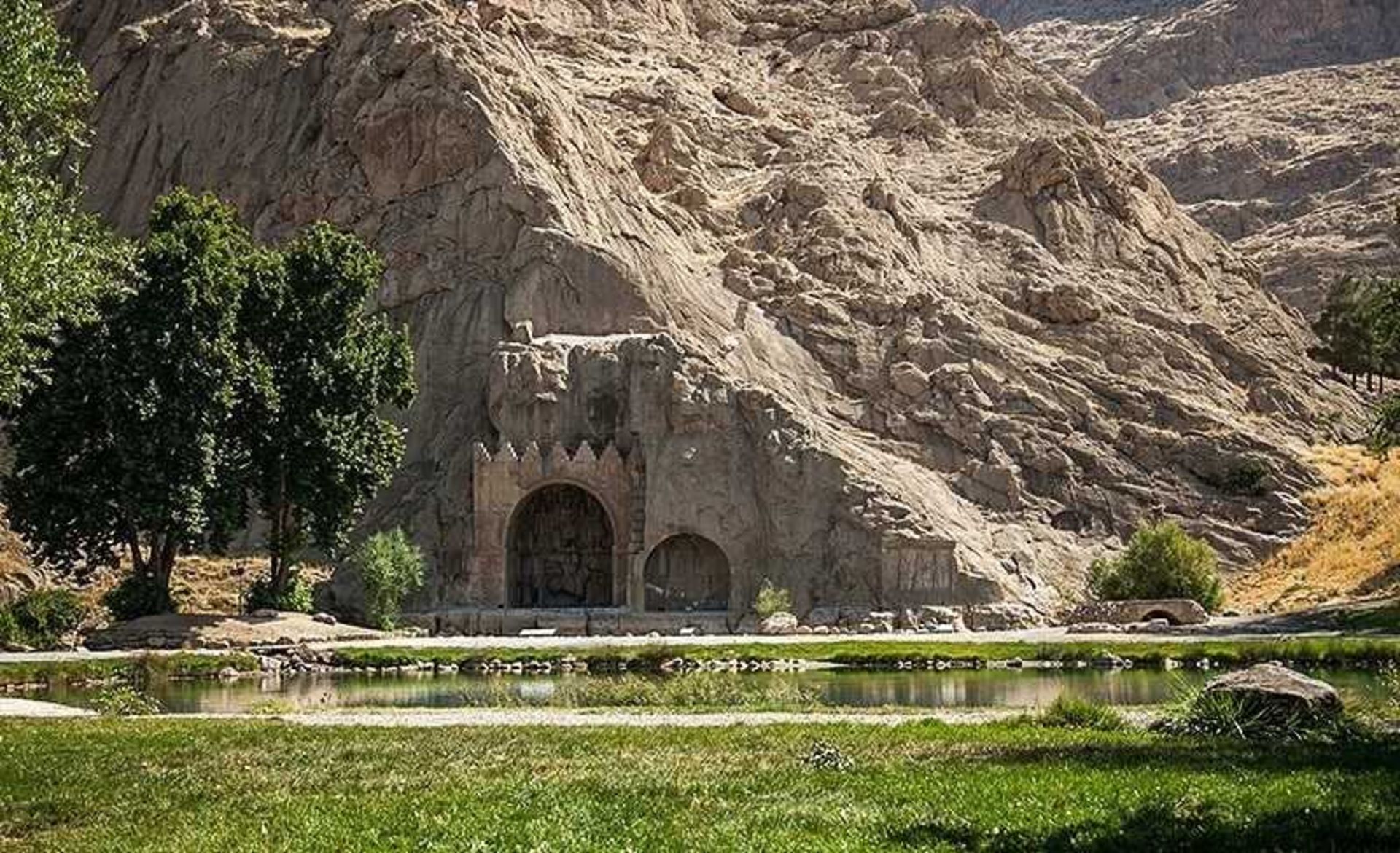 طاق بستان و دریاچه جلوی آن