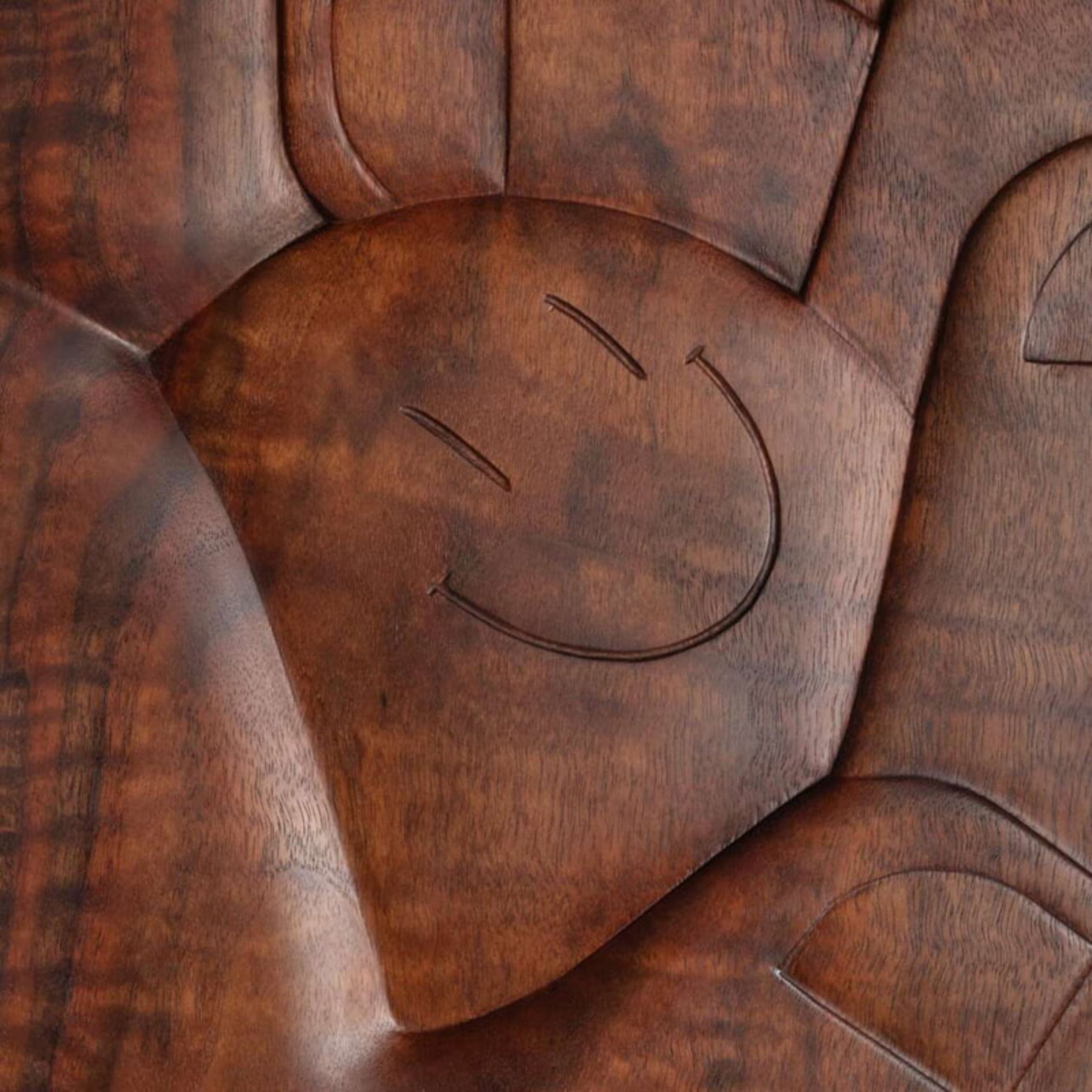 مجسمه چوبی تخت با طرح دست