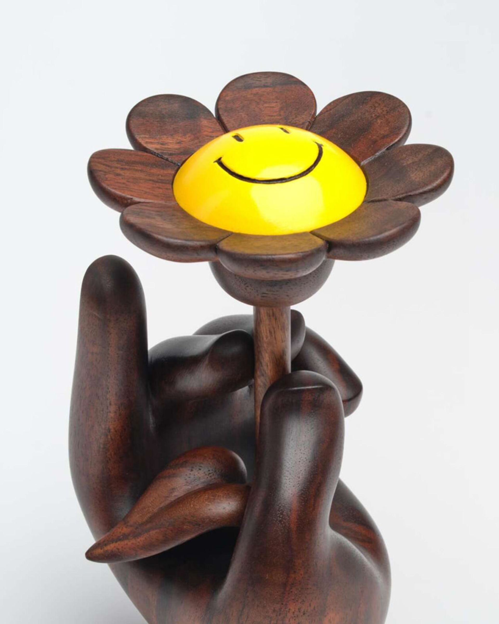 مجسمه گلی با مرکز زرد در دست