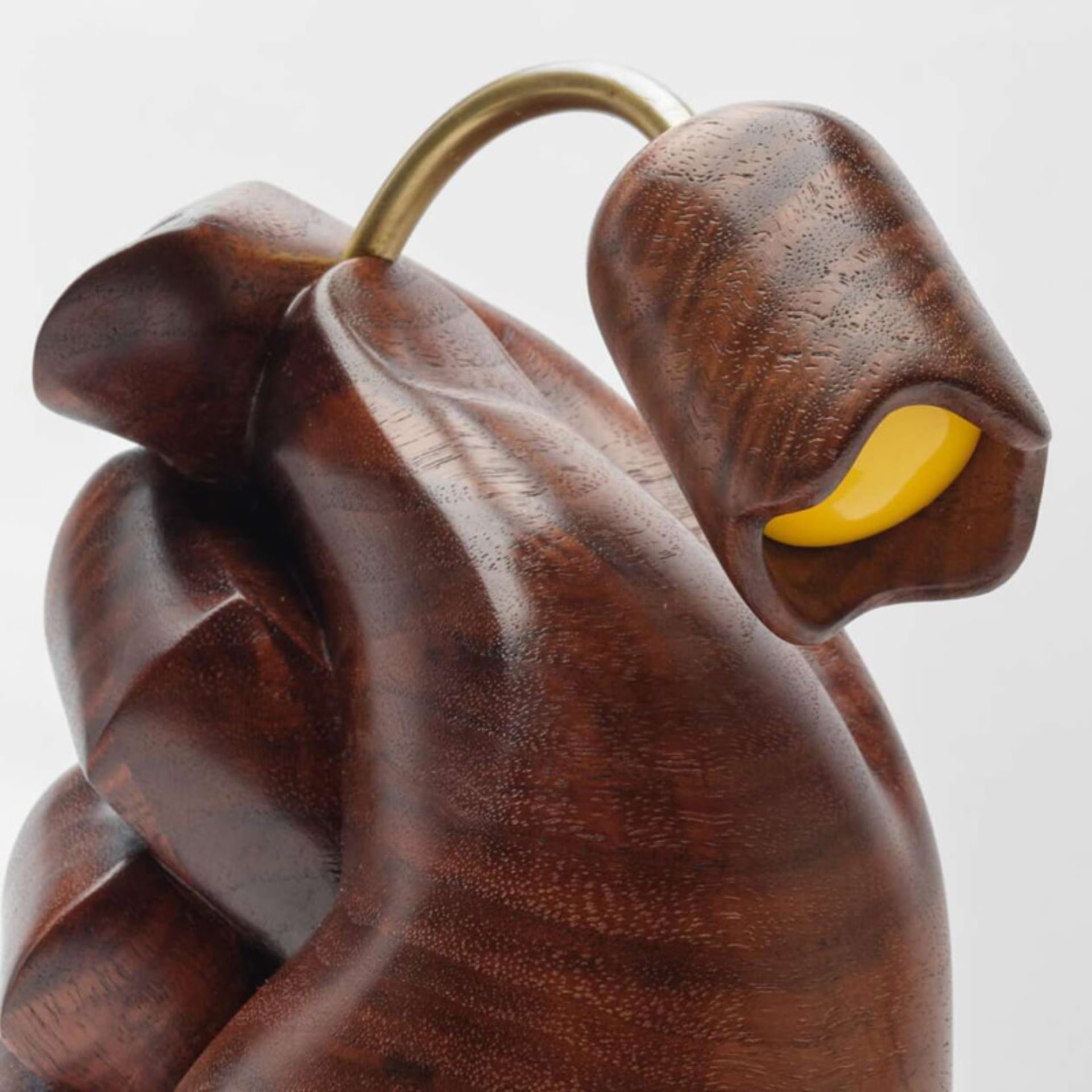 نمای نزدیک از مجسمه چوبی گل لاله