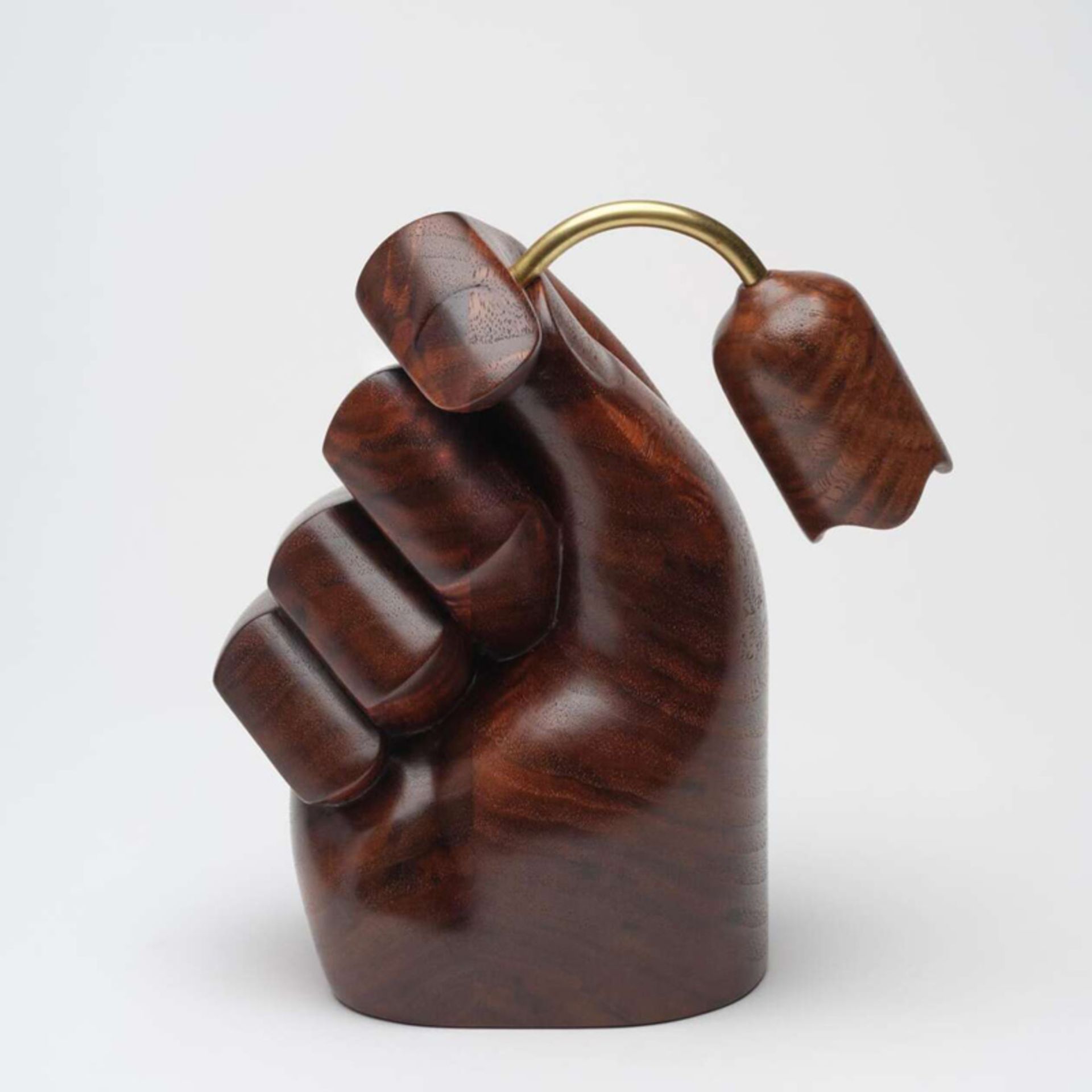 مجسمه لاله واژگون در دست