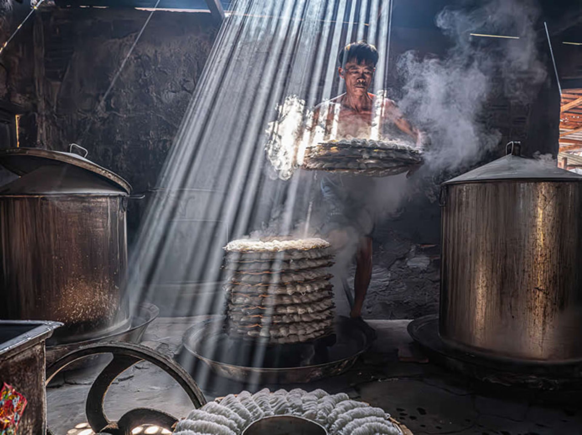 مردی در حال پخت غذا