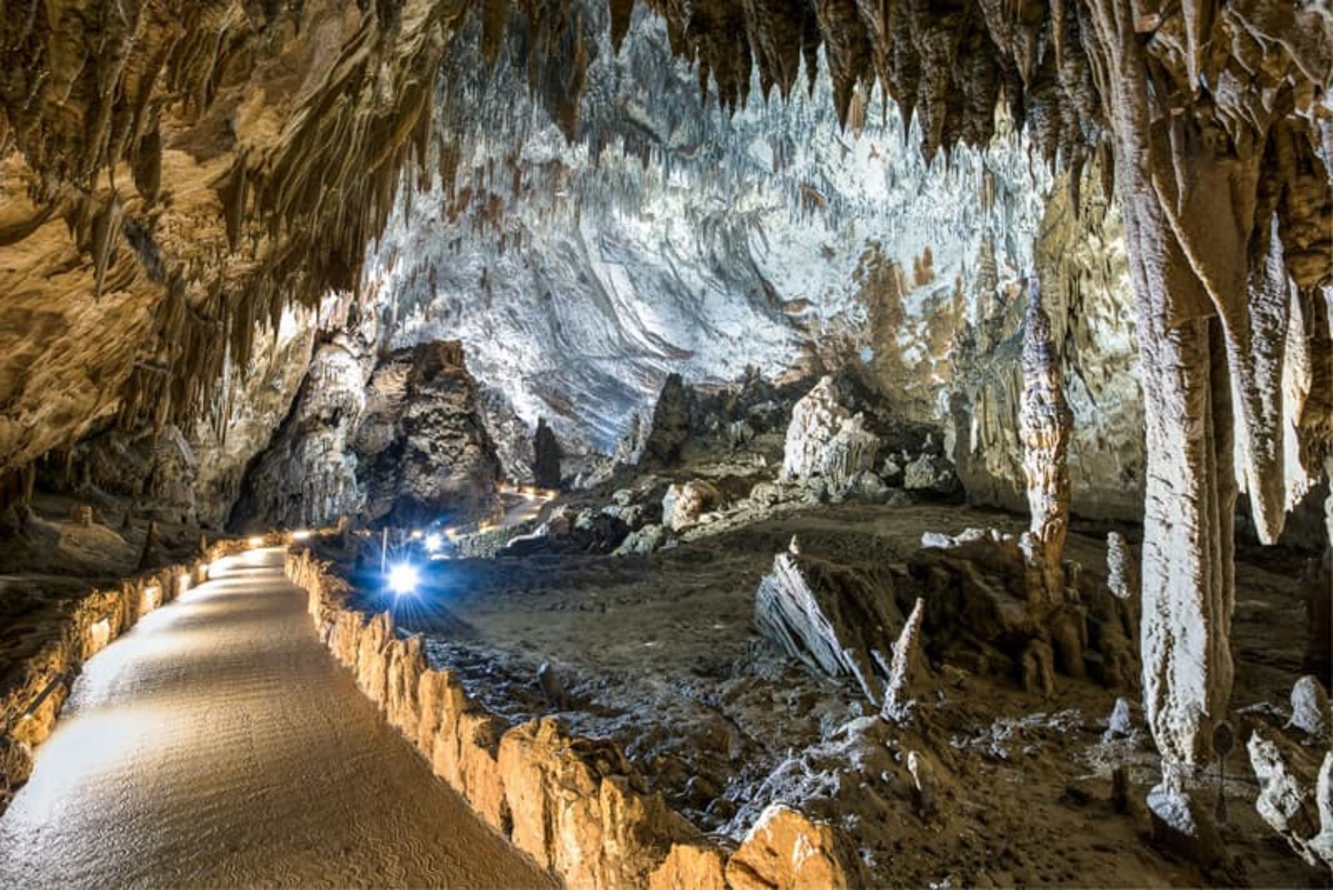 استالاگمیت‌ های غار اشکوتسیان