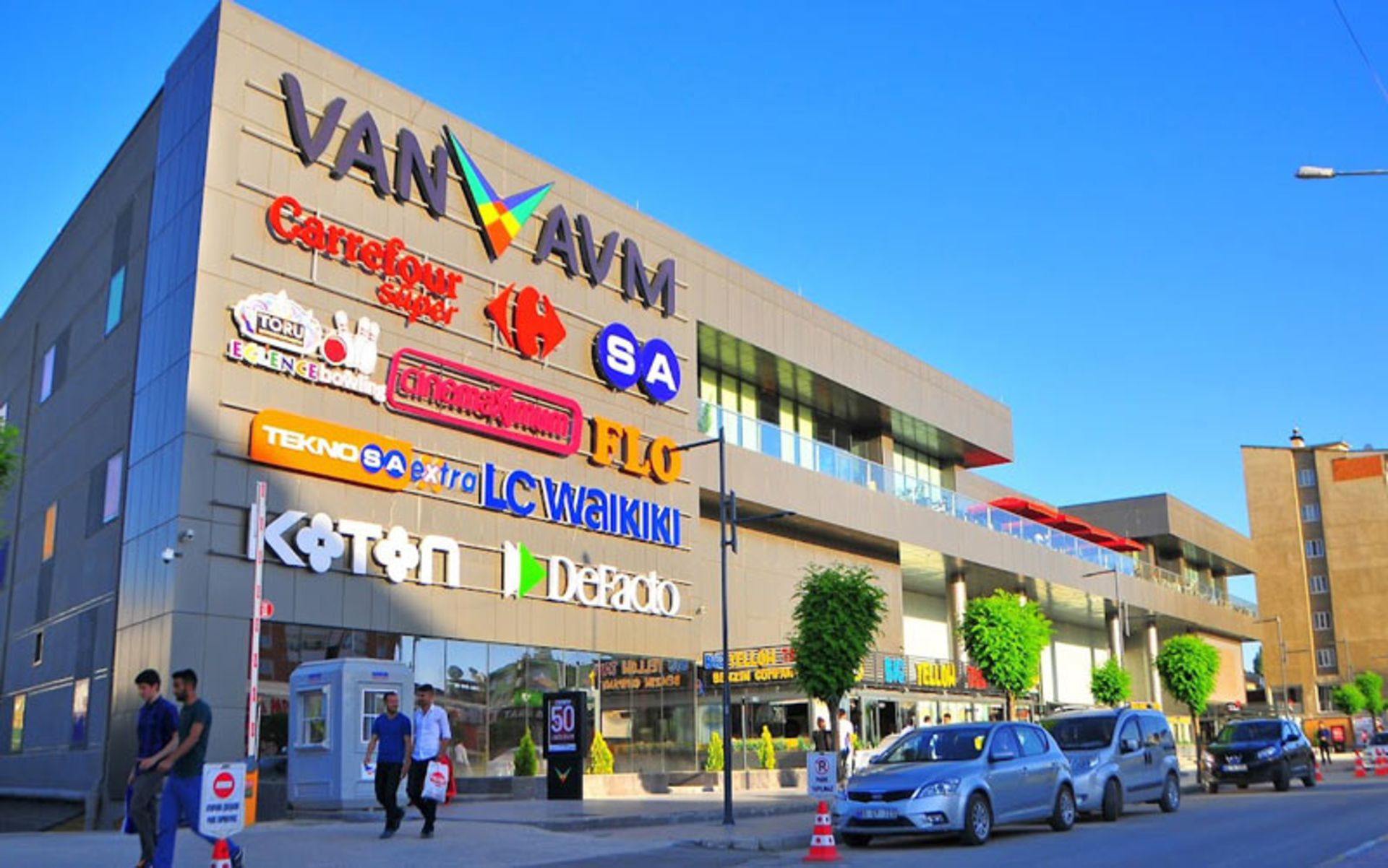 ورودی مرکز خرید وان ای وی ام