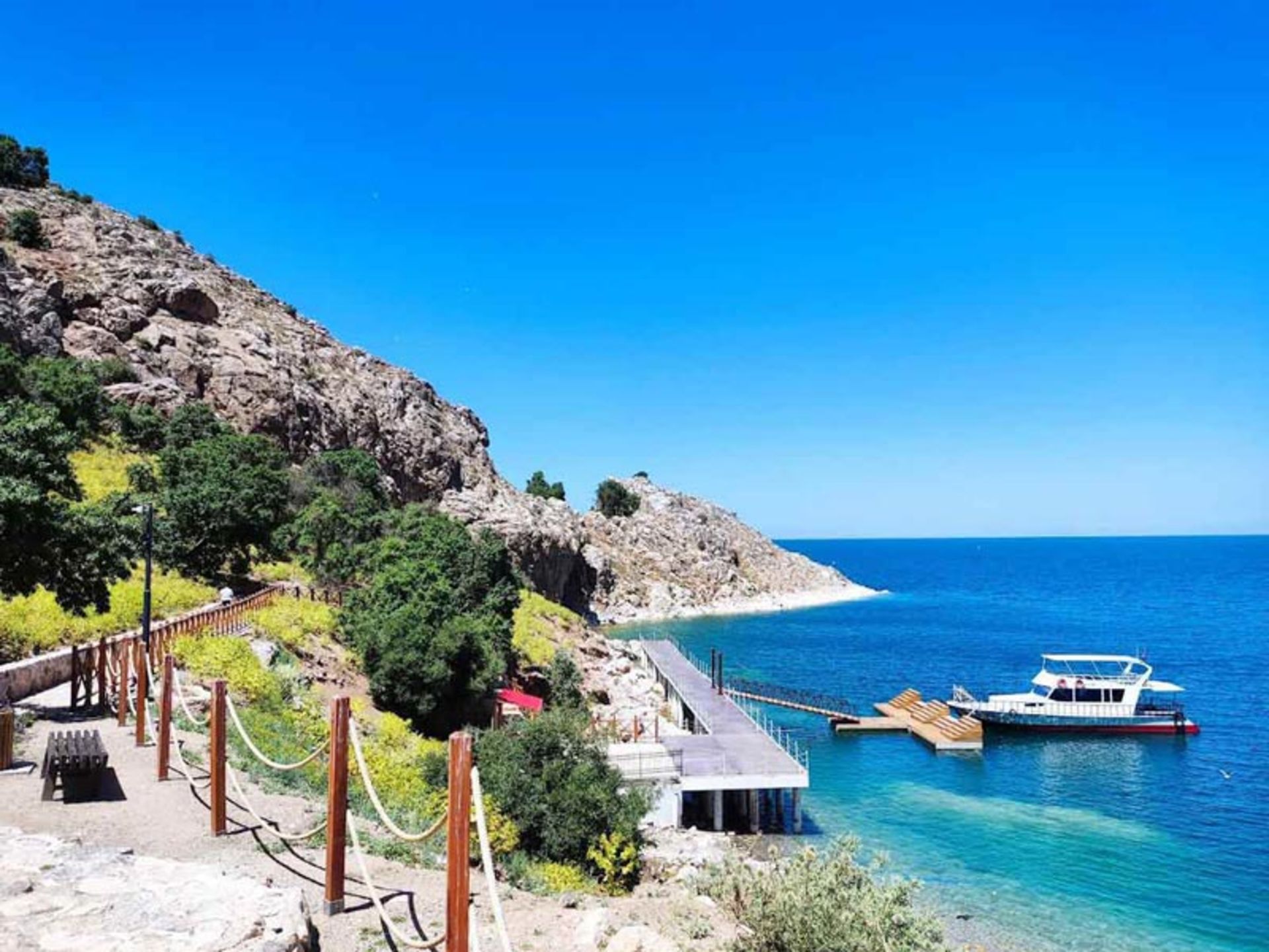 قایق در اسکله دریاچه وان