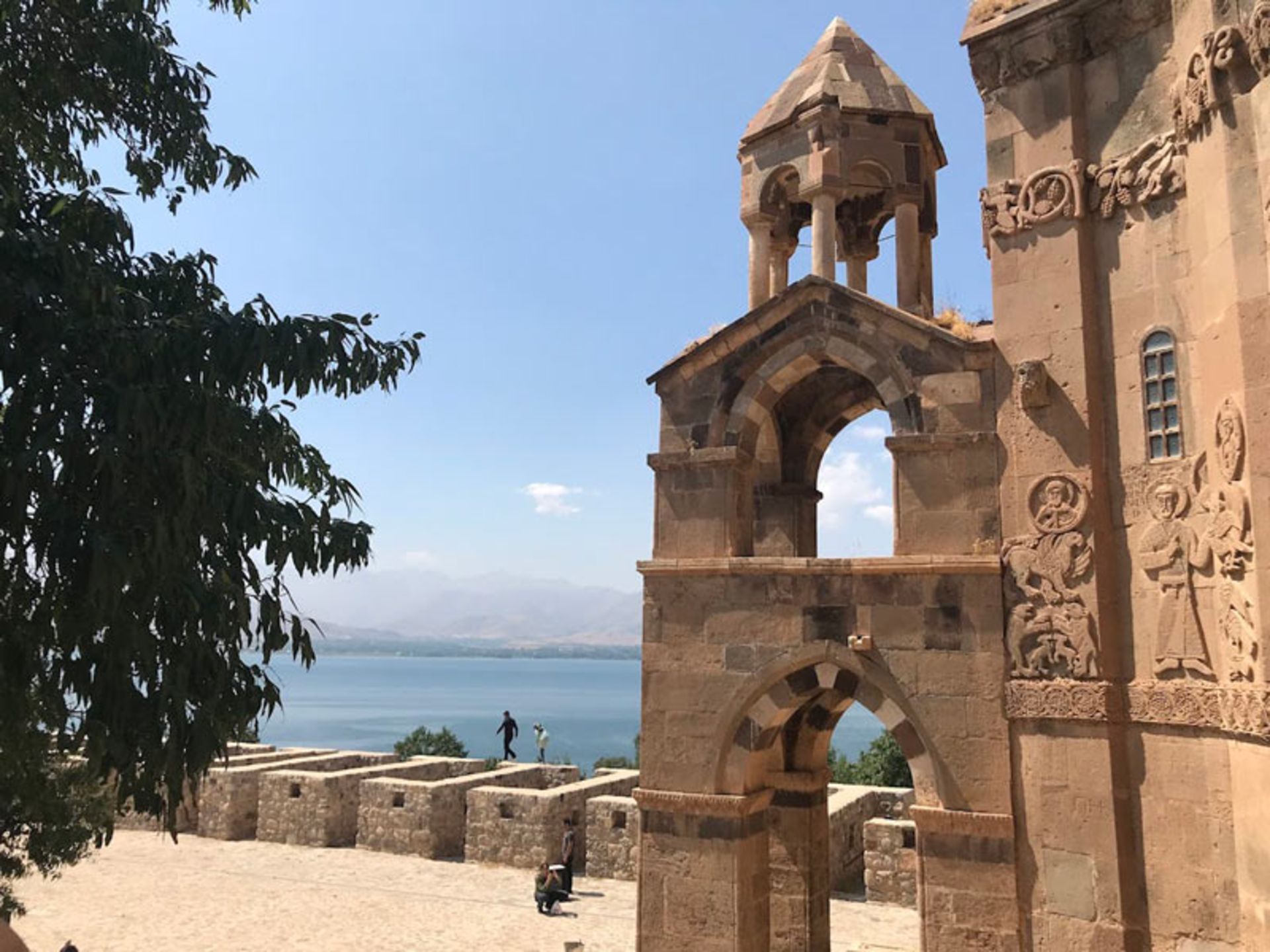 نقش برجسته های کلیسای صلیب مقدس در جزیره آکدامار دریاچه وان