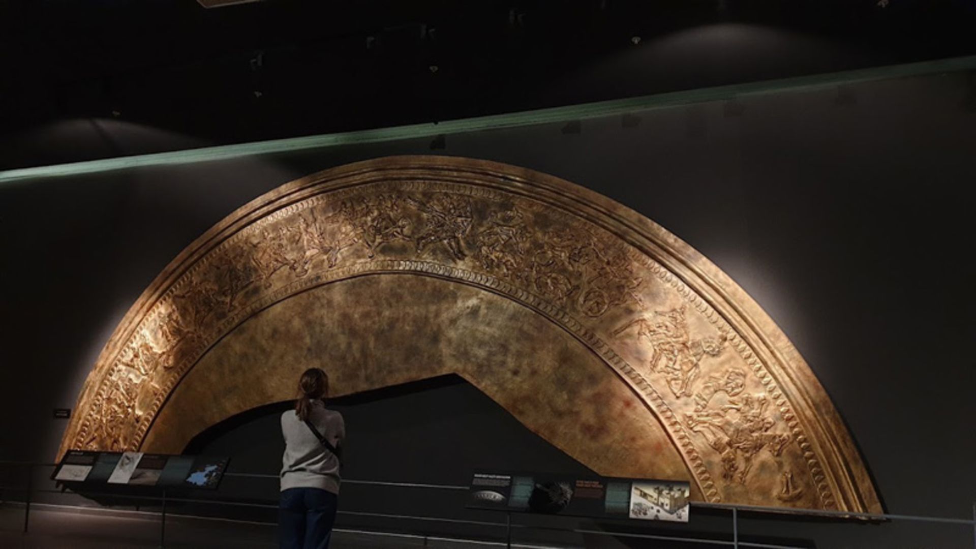 گردشگر زن در حال تماشای اثر باستانی موزه وان