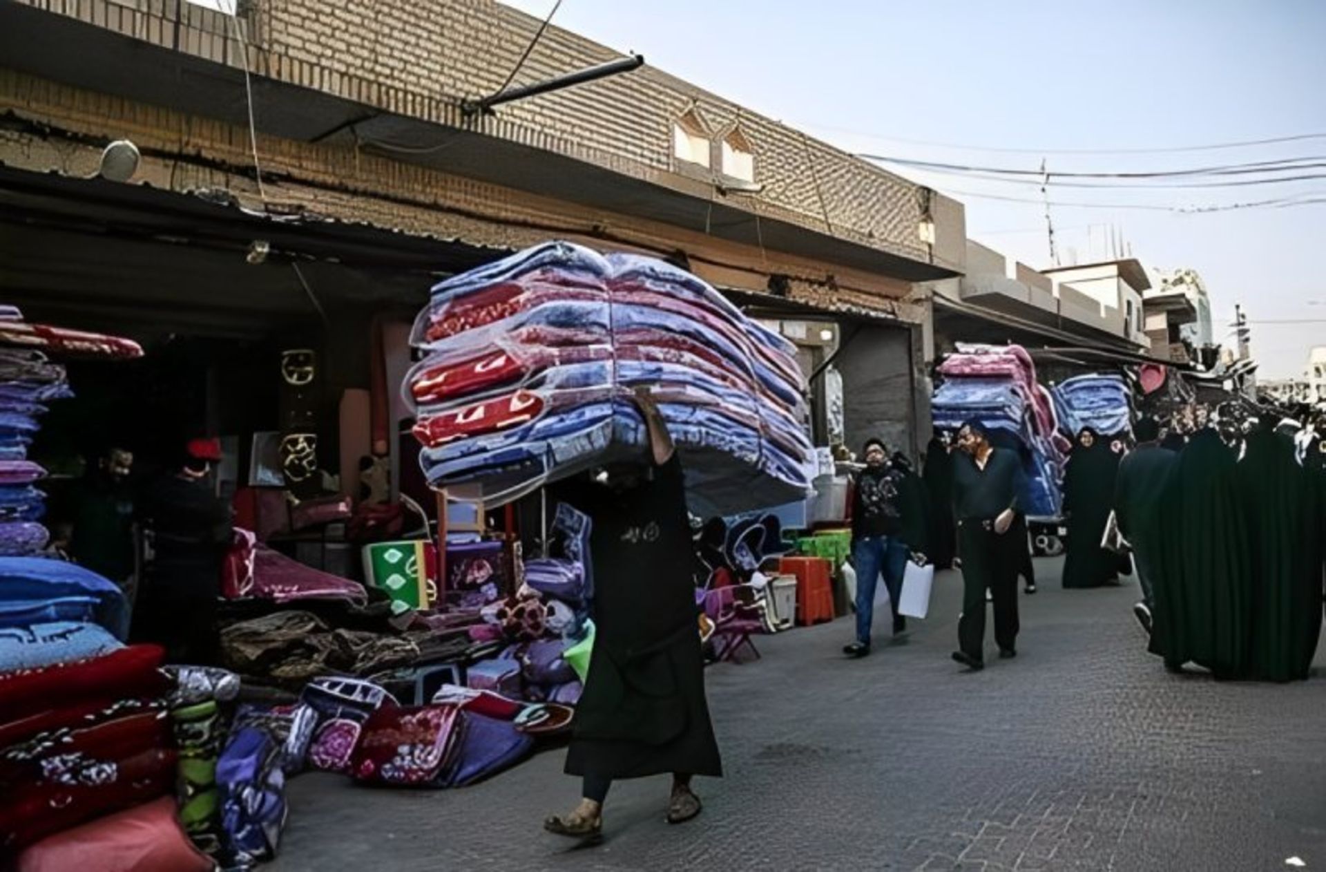 مردم در بازار سنتی کربلا