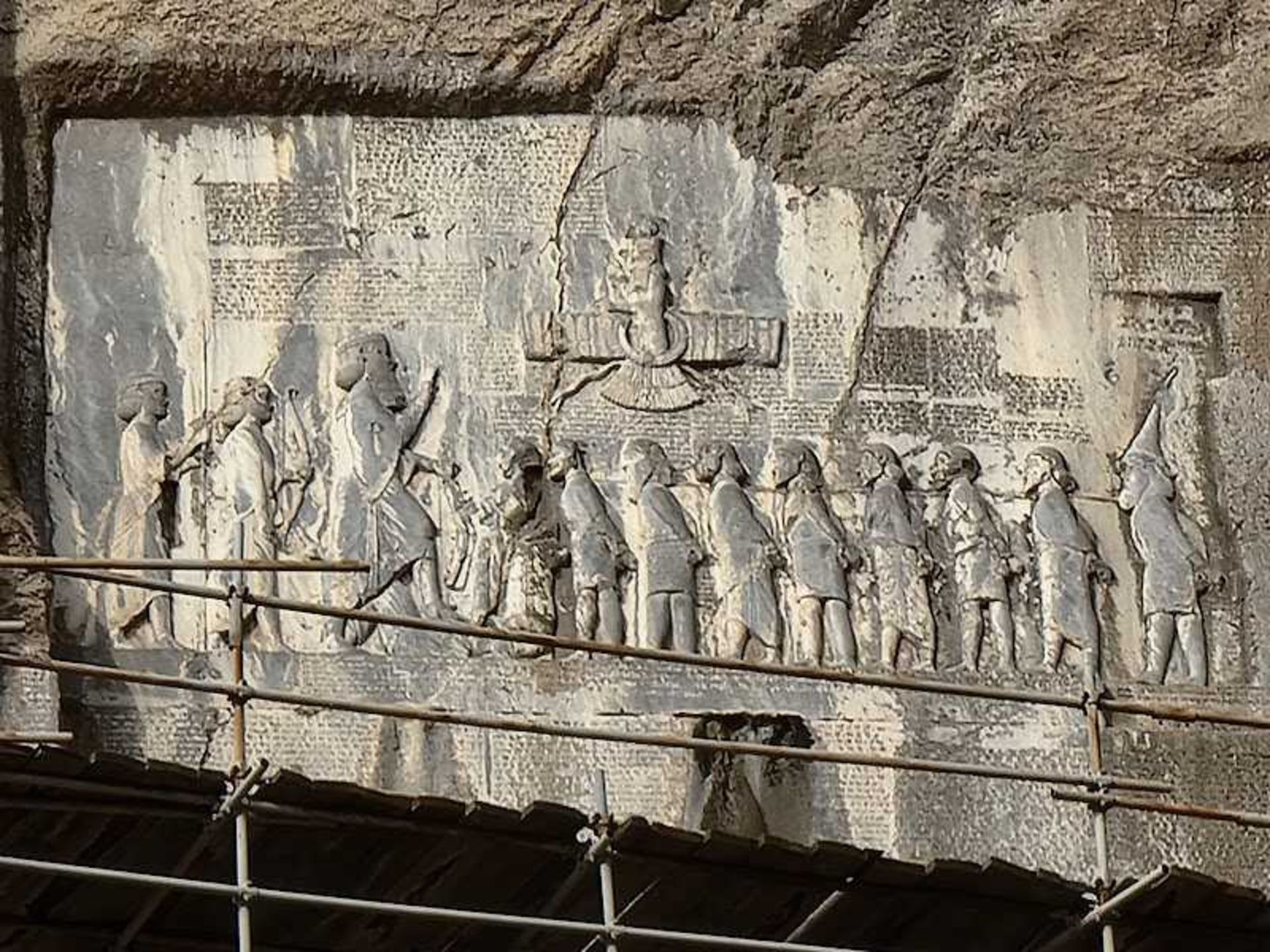 حجاری های روی کوه بیستون کرمانشاه