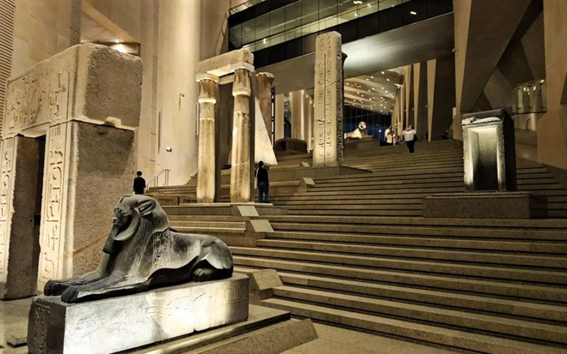 مجسمه در پایین پلکان موزه بزرگ مصر