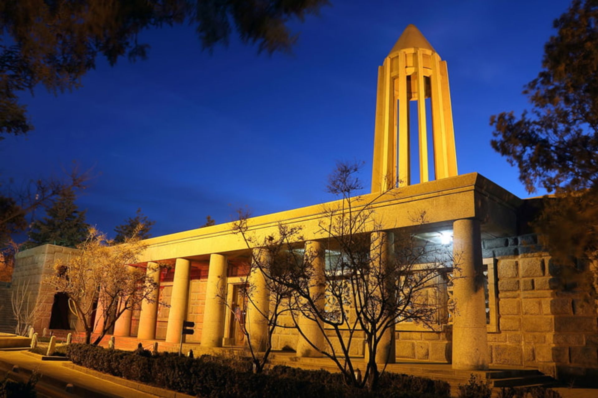 مقبره ابن سینا در شب