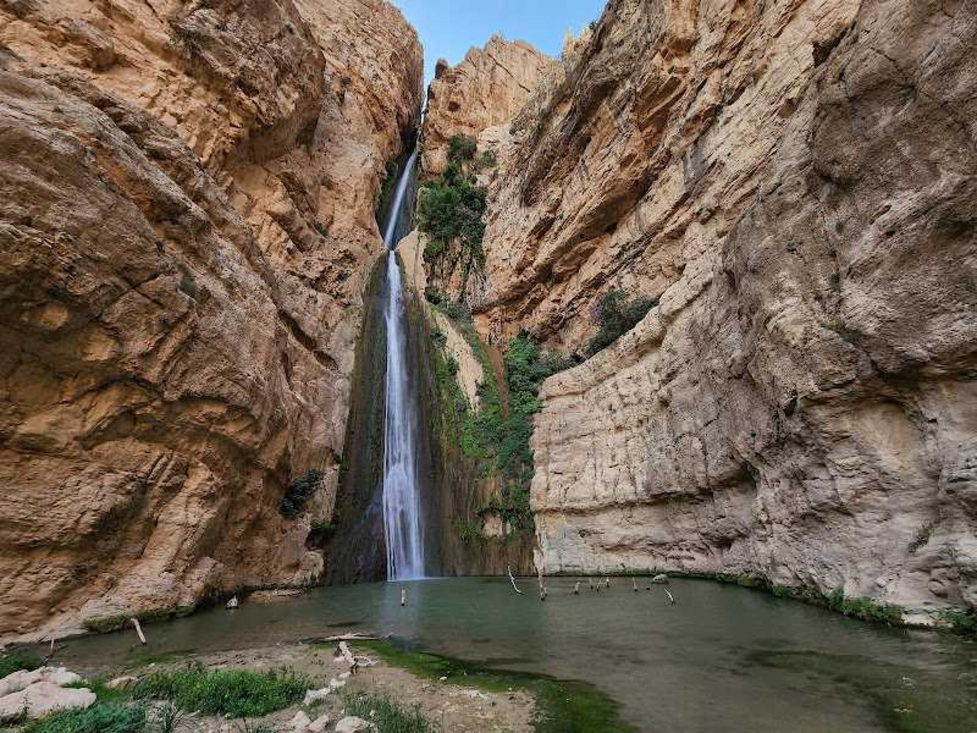 آبشار پیران کرمانشاه در میان صخره ها
