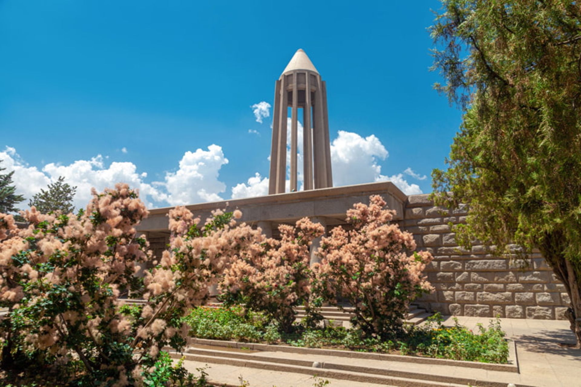 باغچه گل روبروی آرامگاه بوعلی