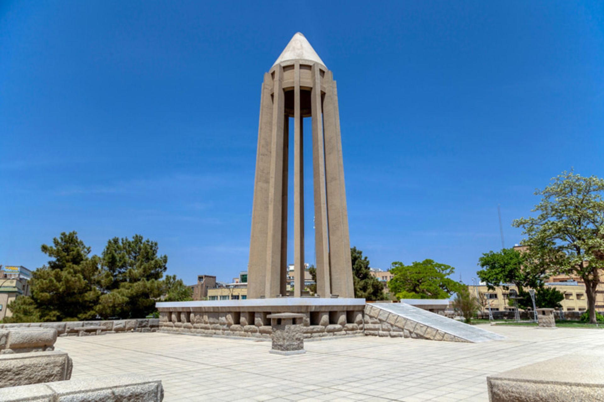 محوطه آرامگاه بوعلی سینا با برج مخروطی