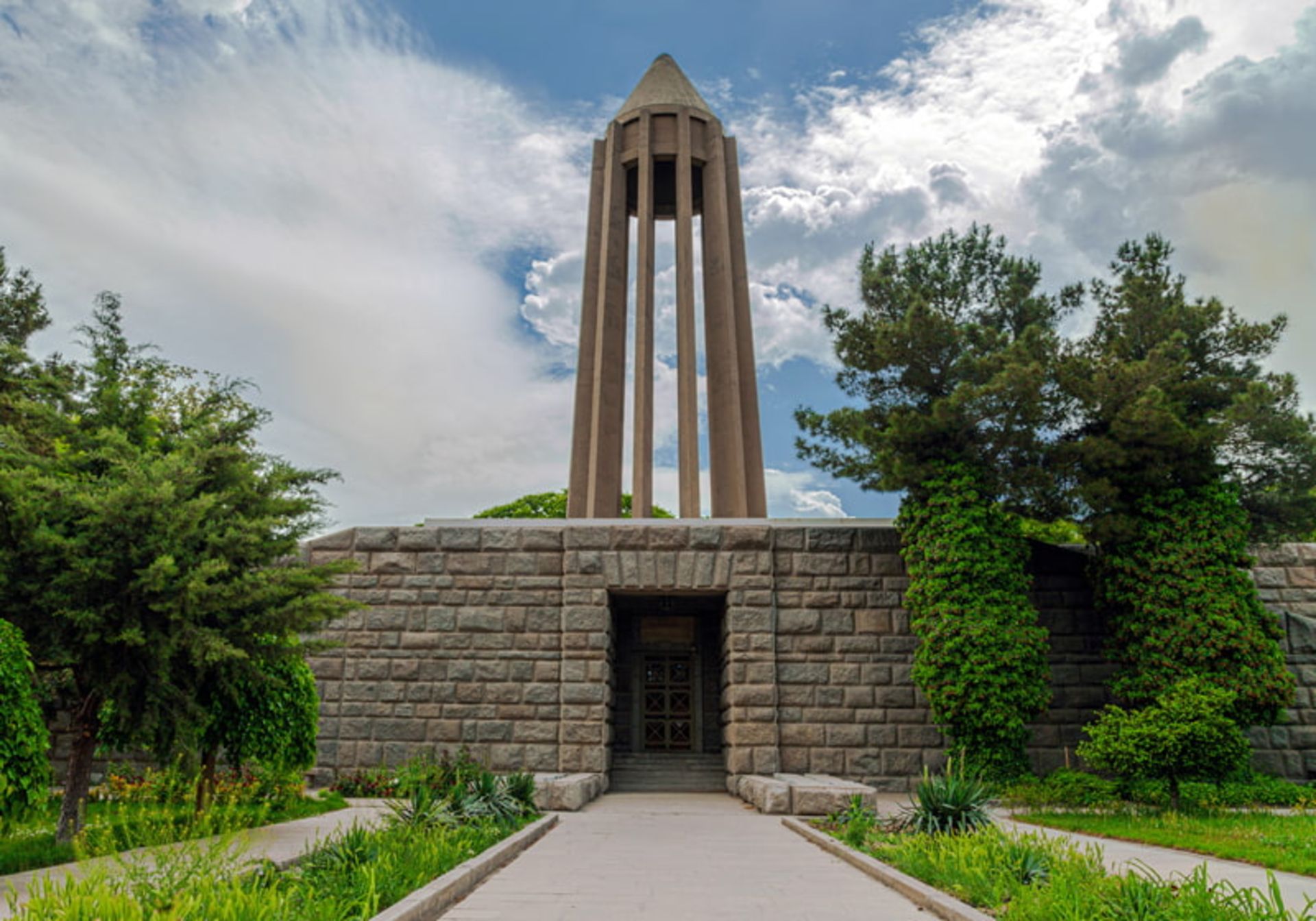 برج آرامگاه بوعلی سینا