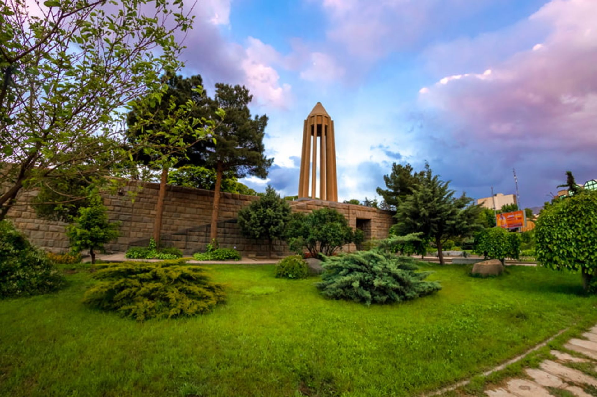 محوطه سرسبز آرامگاه ابو علی سینا