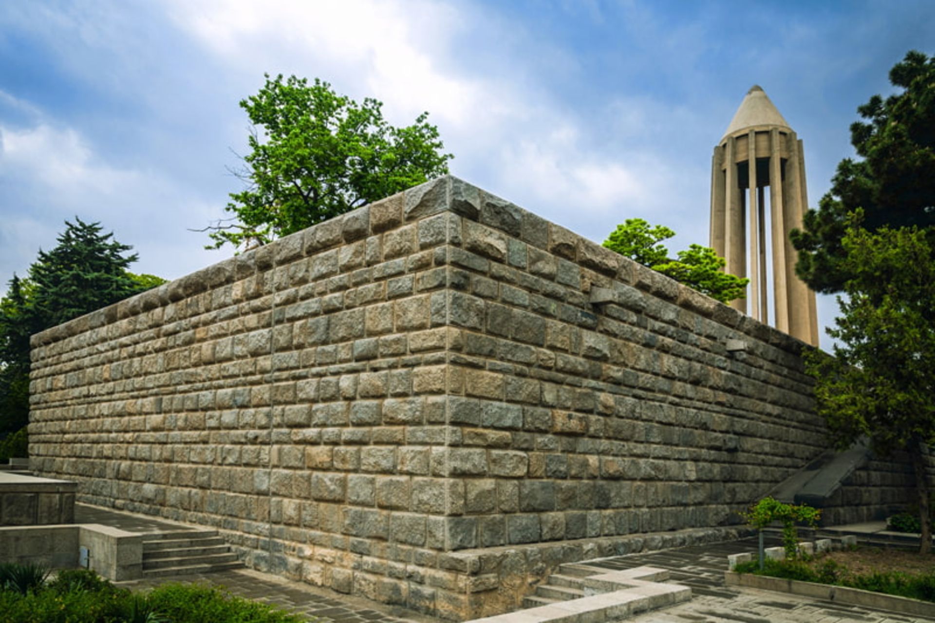  دیوار سنگی و برج آرامگاه بوعلی سینا