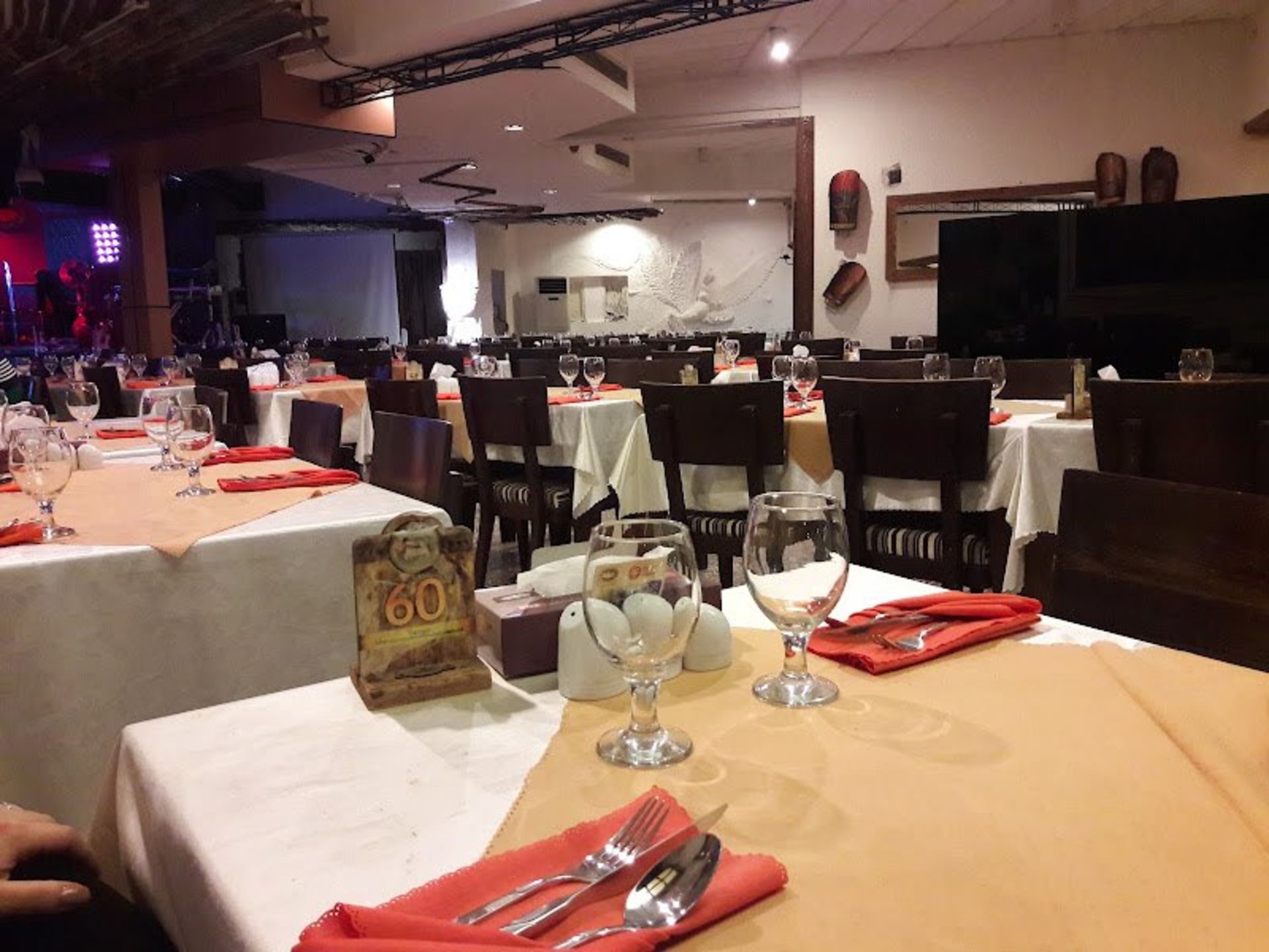 سالن غذاخوری رستوران میرمهنا کیش