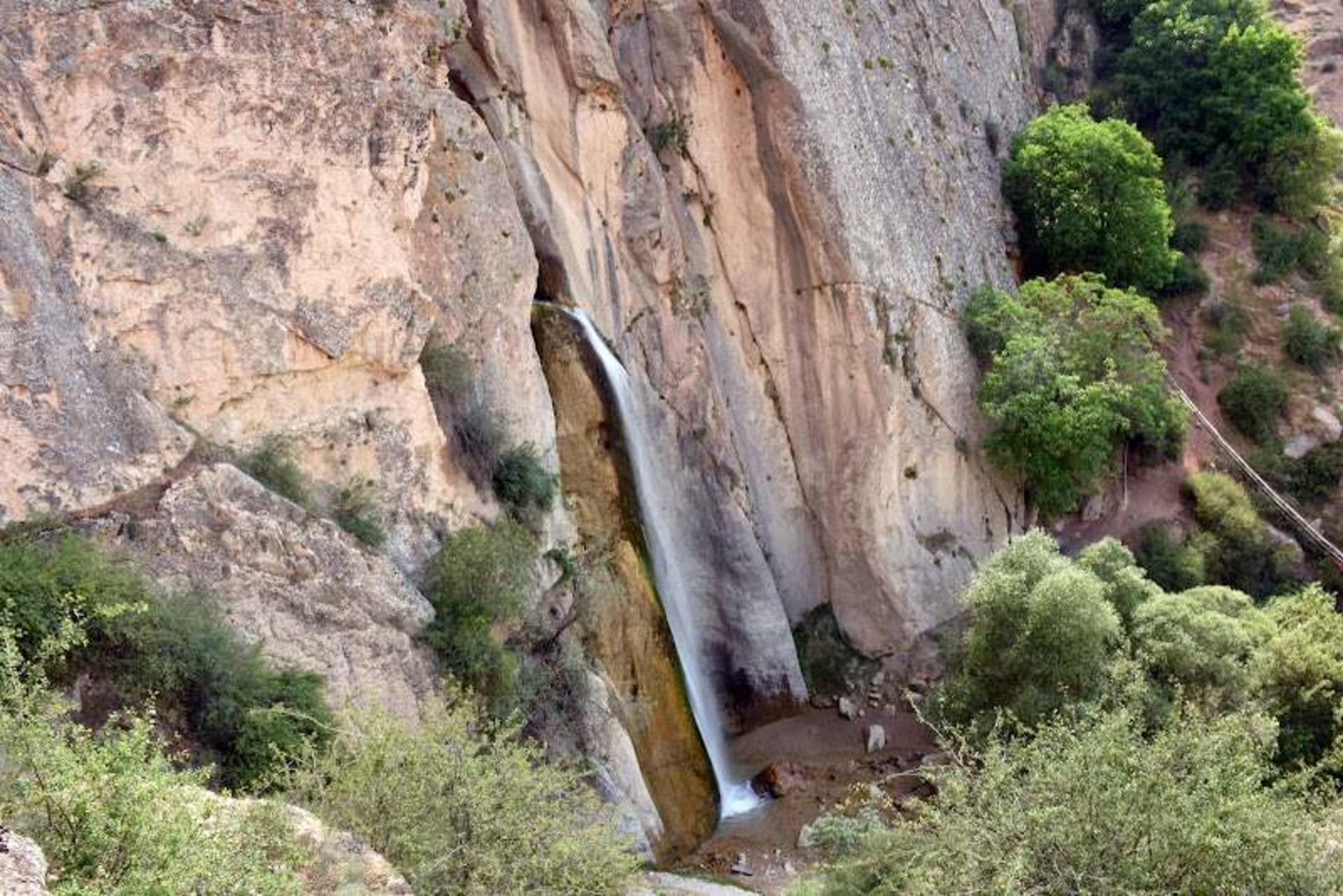 آبشار شاهاندشت و درختان اطراف آن