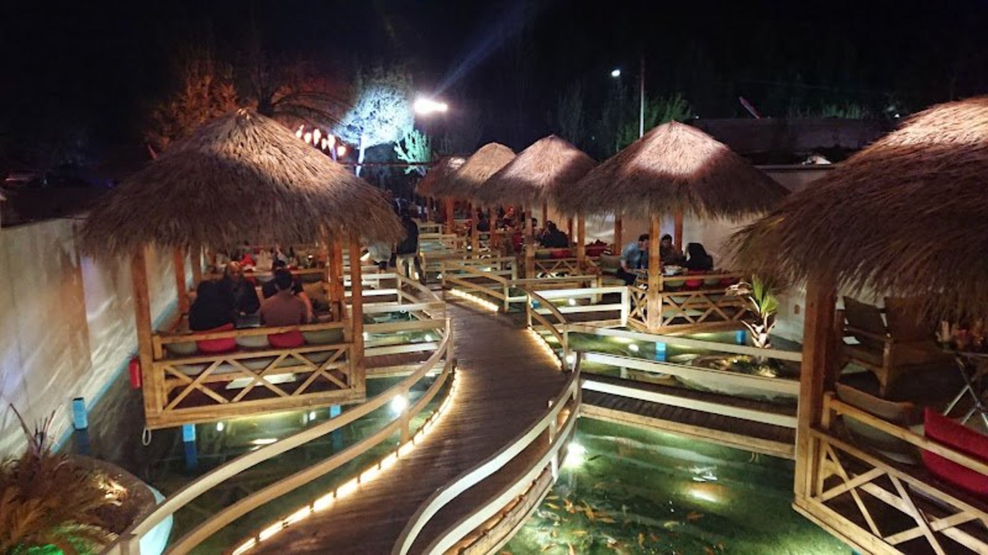 آلاچیق های کافه رستوران دنیز مهرشهر در شب